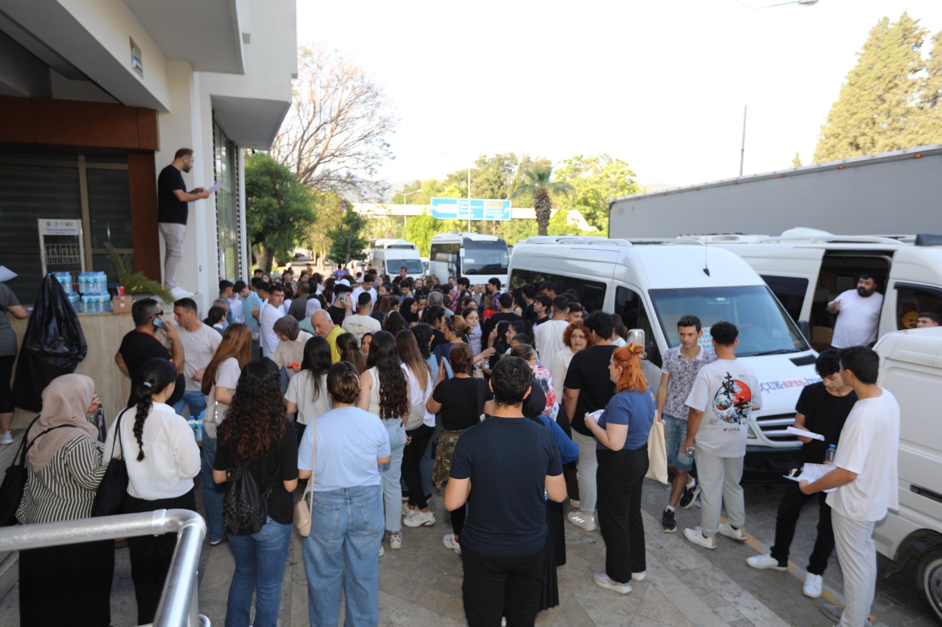 Efes Selçuk Belediyesi'nden sınav günü ulaşım desteği