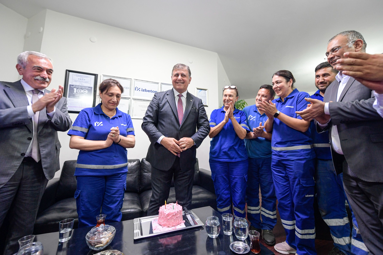 Başkan Tugay’a doğum günü sürprizi