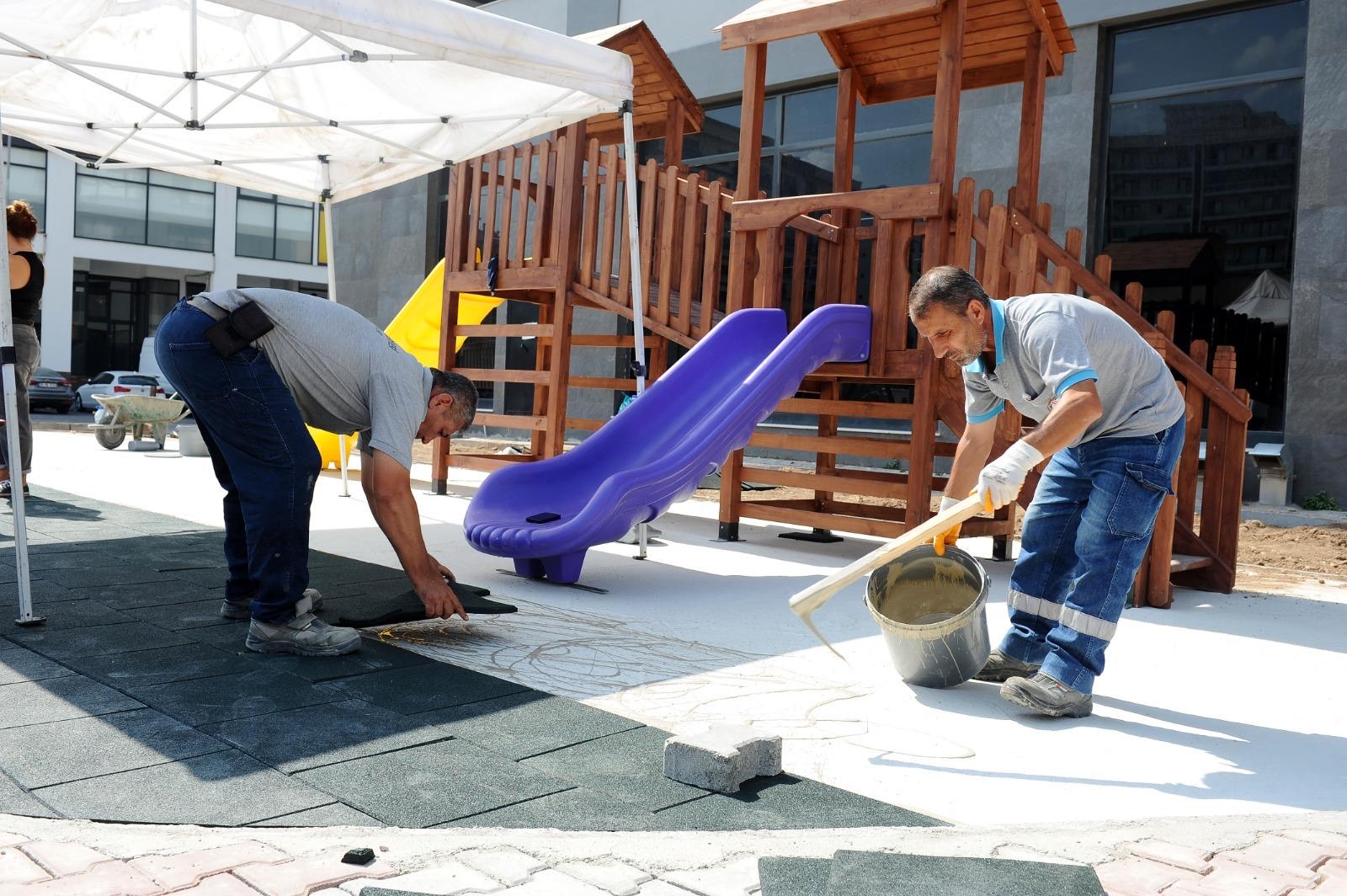 Karşıyaka’da parklar yenileniyor, yeşil doku güçleniyor