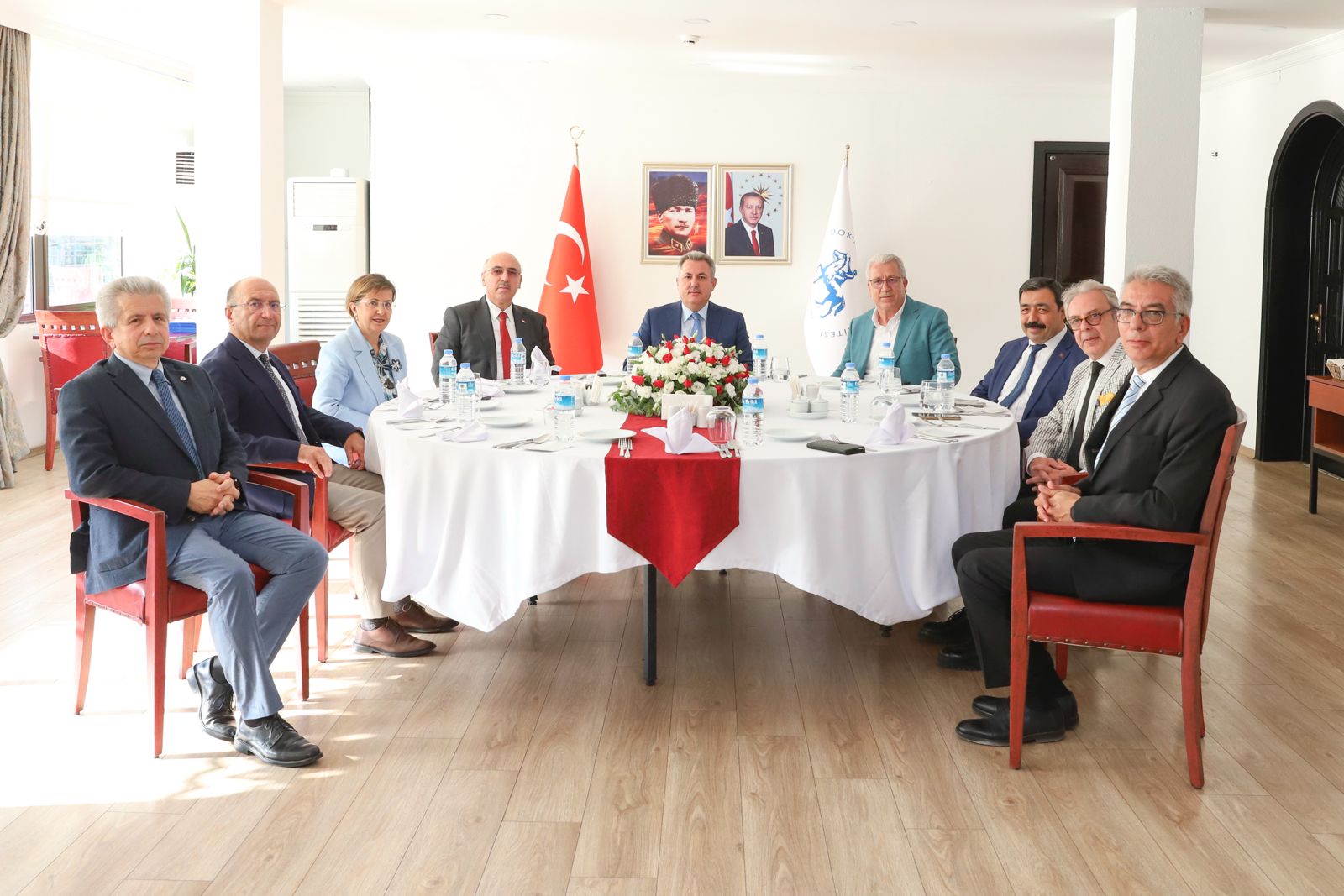 İZMİRLİ REKTÖRLER DEÜ'DE BULUŞTU: ÜNİVERSİTELİ SAYISI 207 BİNİ GEÇTİ