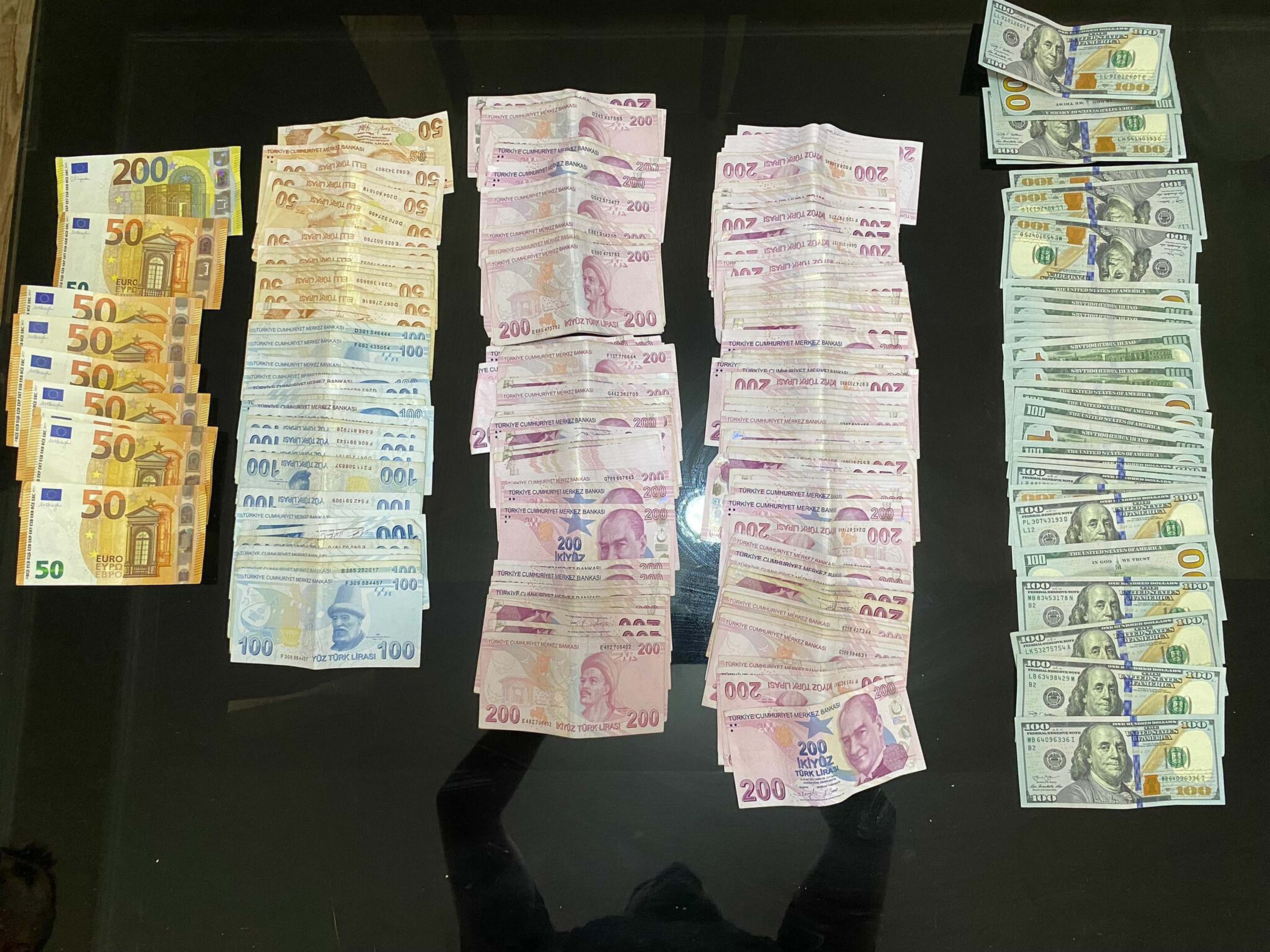 İzmir merkezli 'gümrükte rüşvet' operasyonunda yeni gelişme: 77 şüpheli adliyede