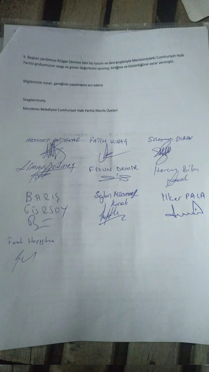 Menderes Belediyesi'nin CHP'li 11 meclis üyesinden Başkan Çiçek'e "görevden al" çağrısı