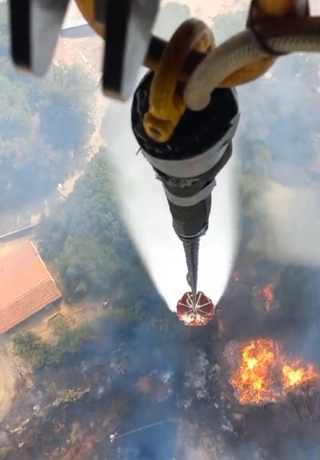 İzmir İtfaiyesi, Bergama yangınına müdahale ediyor