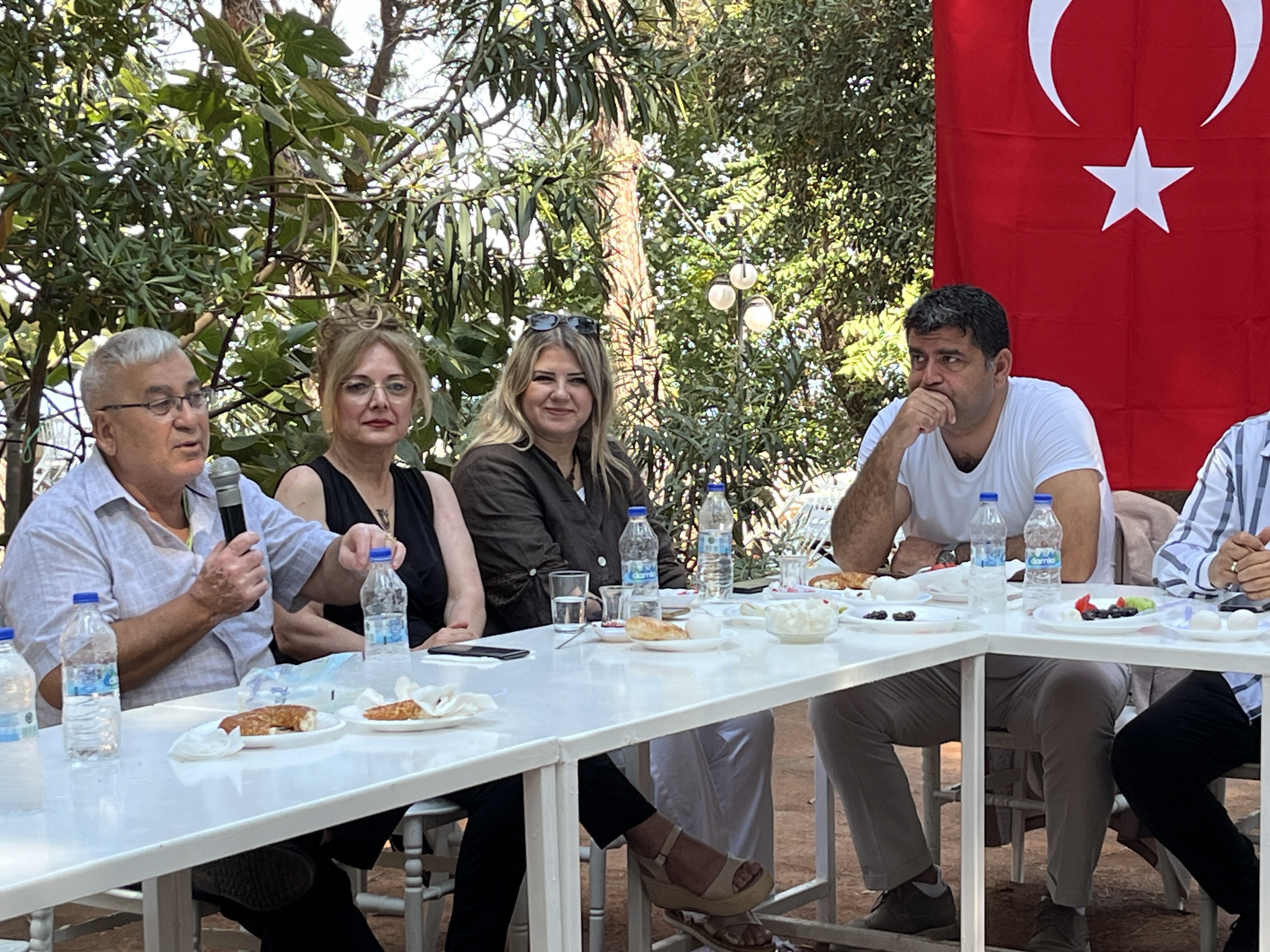 Kadifekale Yaşatma ve Kalkındırma Derneği Genel Kurul toplantısı gerçekleşti: Salih Erkek güven tazeledi