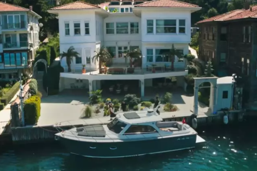 Yalı Çapkını dizisinde kullanılan Sakıp Sabancı Yalısı satışa çıkarıldı! İşte istenen rakam