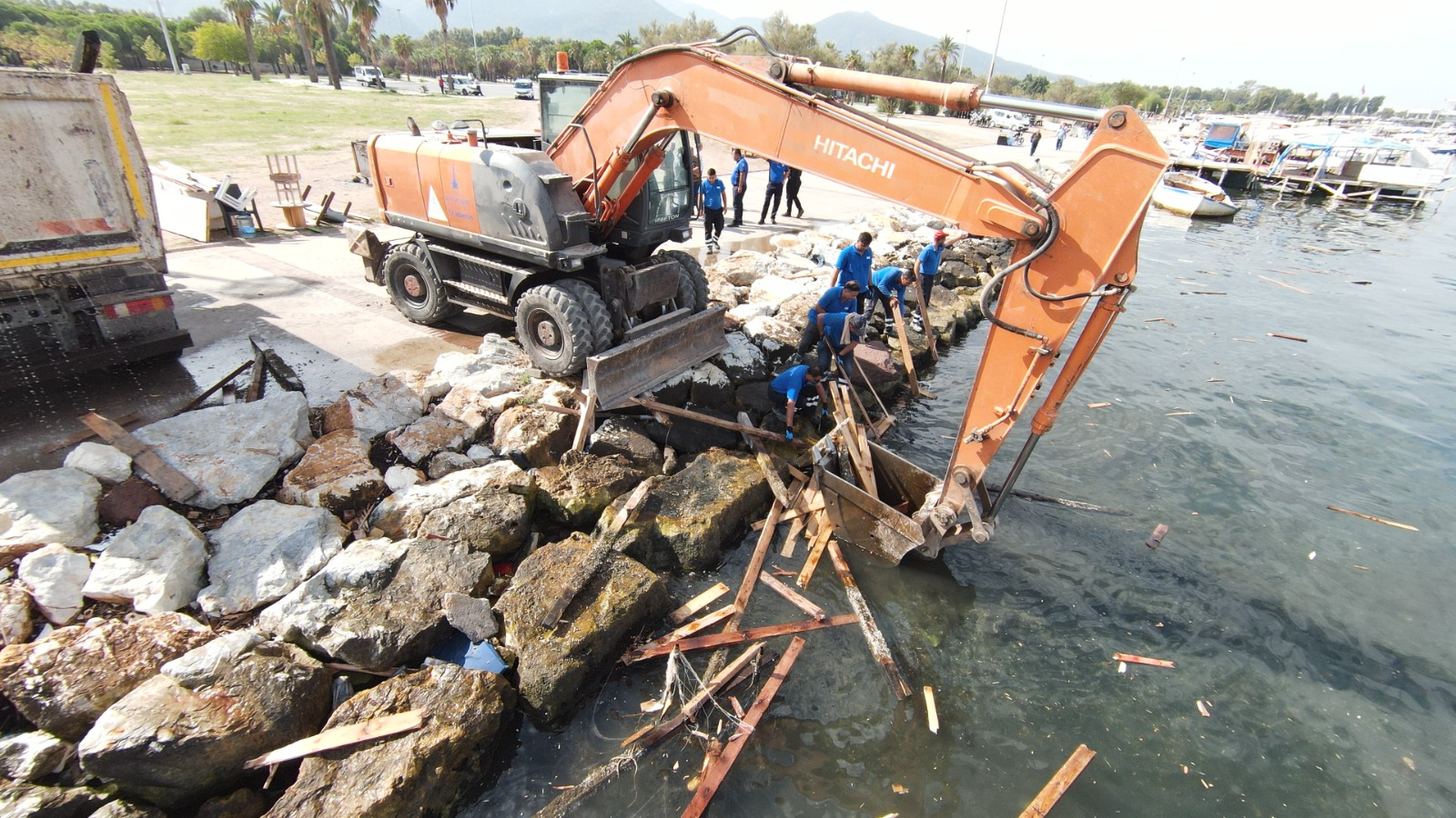 İnciraltı’nda kaçak iskele ve ahşap yapılar yıkıldı