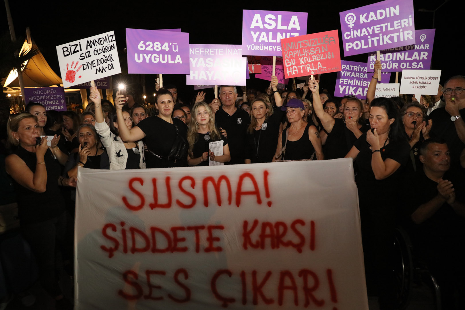 Güzelbahçe Şiddete Karşı Yürüdü