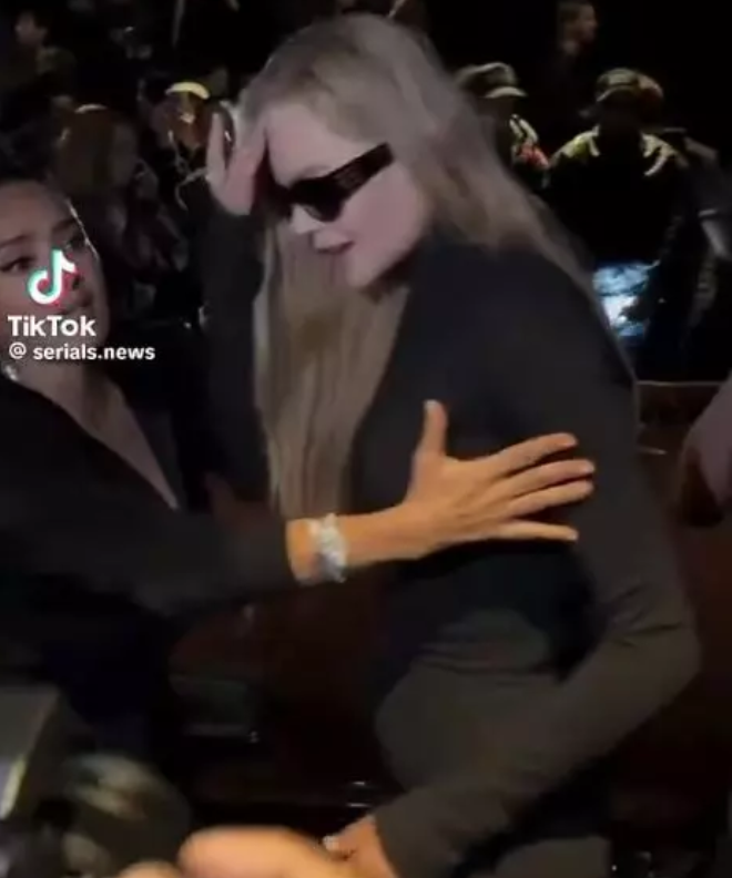 Paris'teki Balenciaga defilesinde Nicole Kidman ve Salma Hayek arasında gergin anlar yaşandı