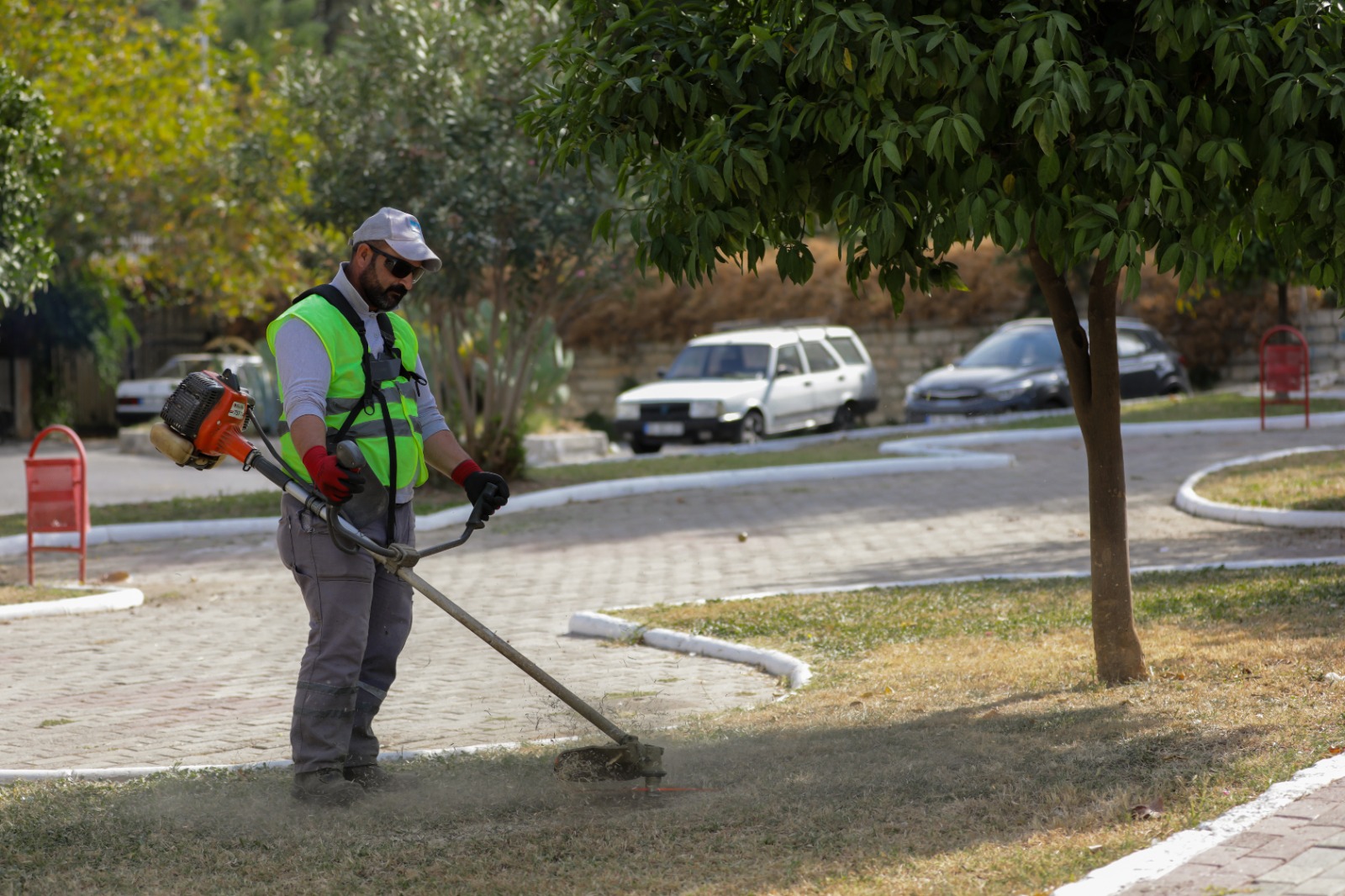 NARLIDERE’DE PARKLARDA TEMİZLİK SEFERBERLİĞİ