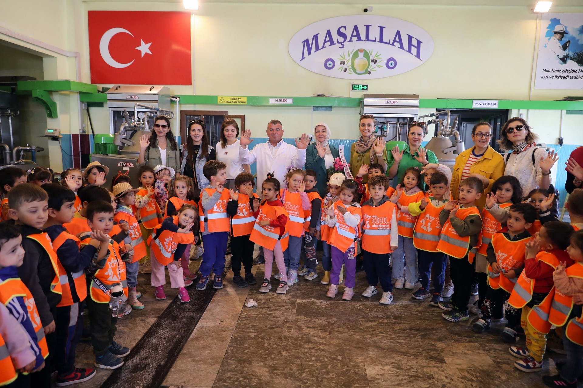 Aliağalı Minik Öğrenciler Şakran’da Zeytin Hasadı Yaptı