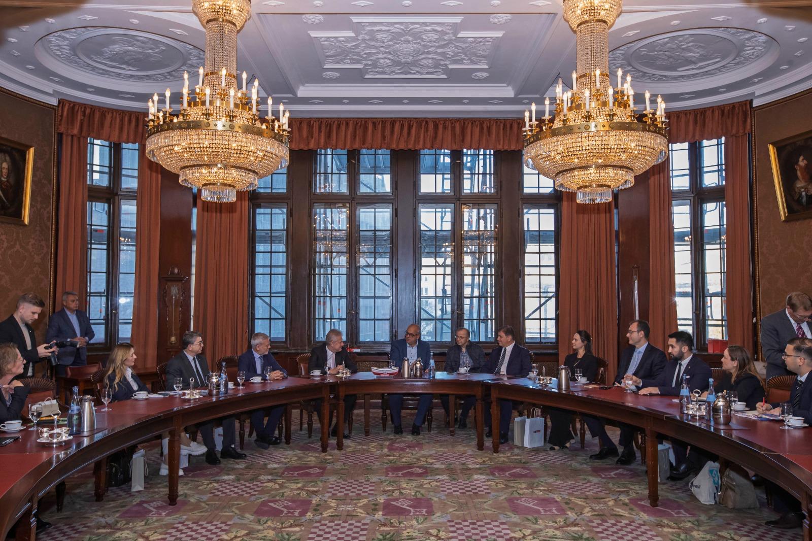 Başkan Tugay ve İzmir heyeti Almanya’da önemli temaslarda bulundu