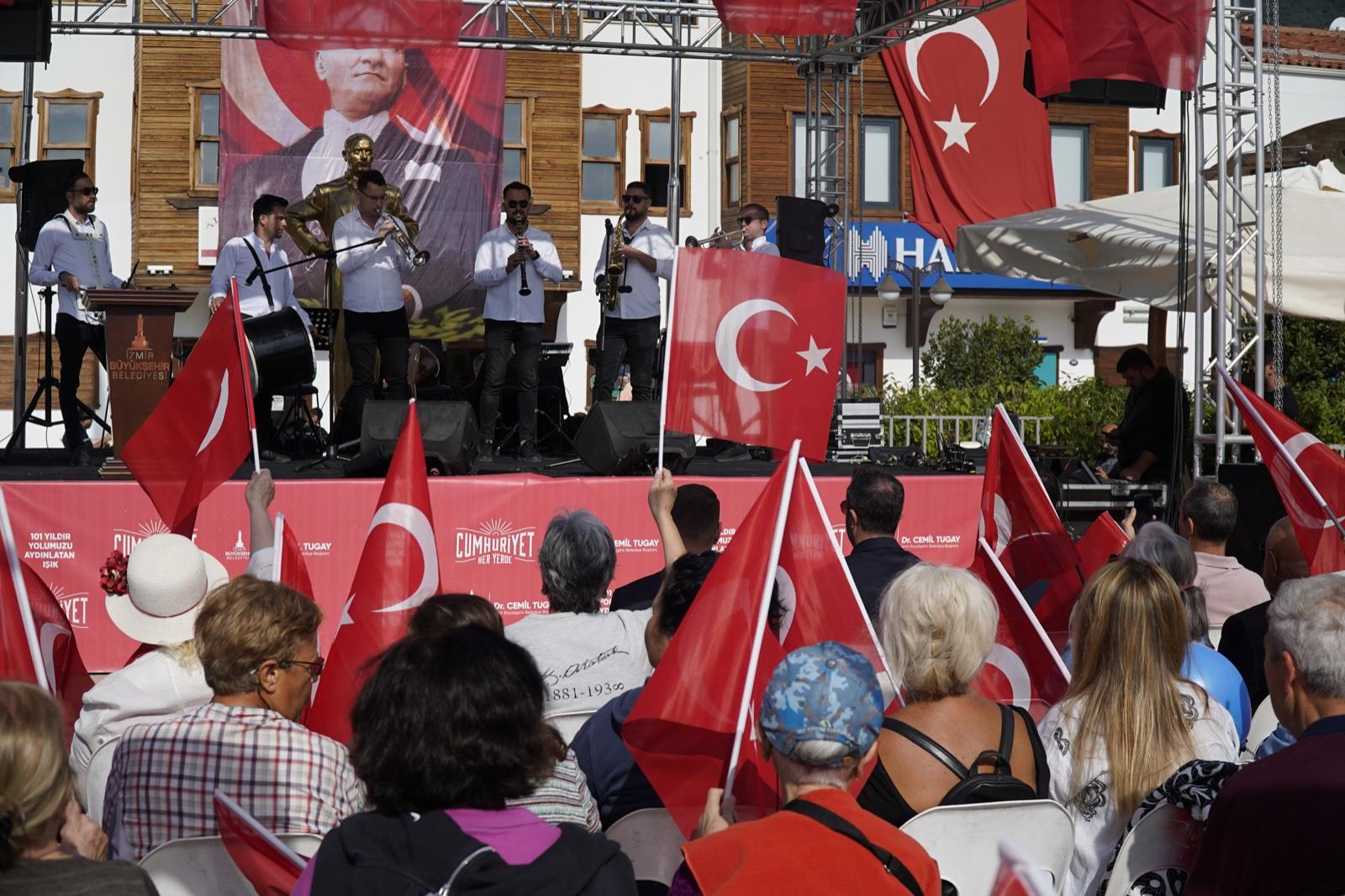 Menderes’te 7’den 70’e Cumhuriyet sevinci