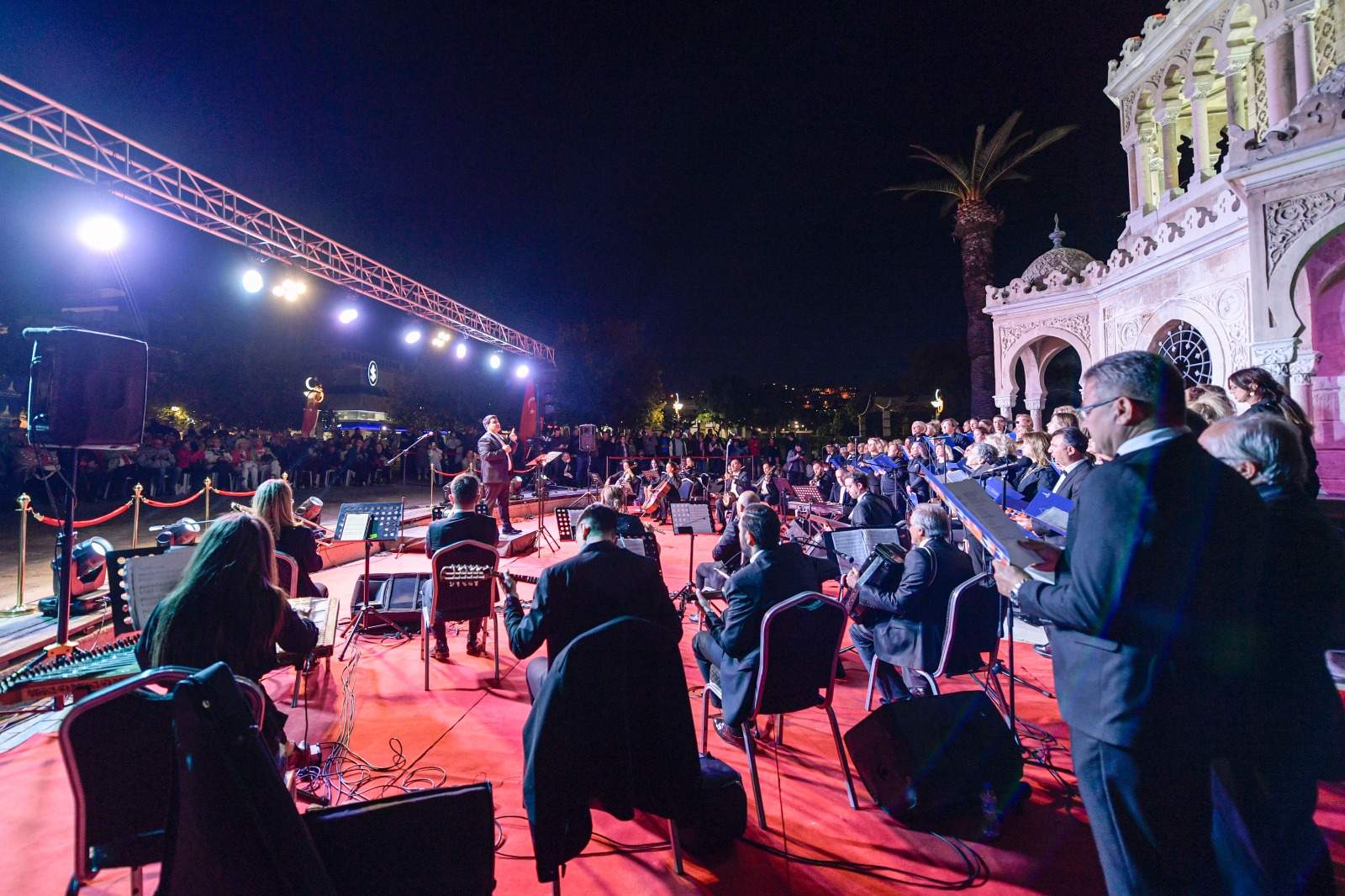 Atatürk Meydanı’nda Cumhuriyet ruhuna yakışır konser