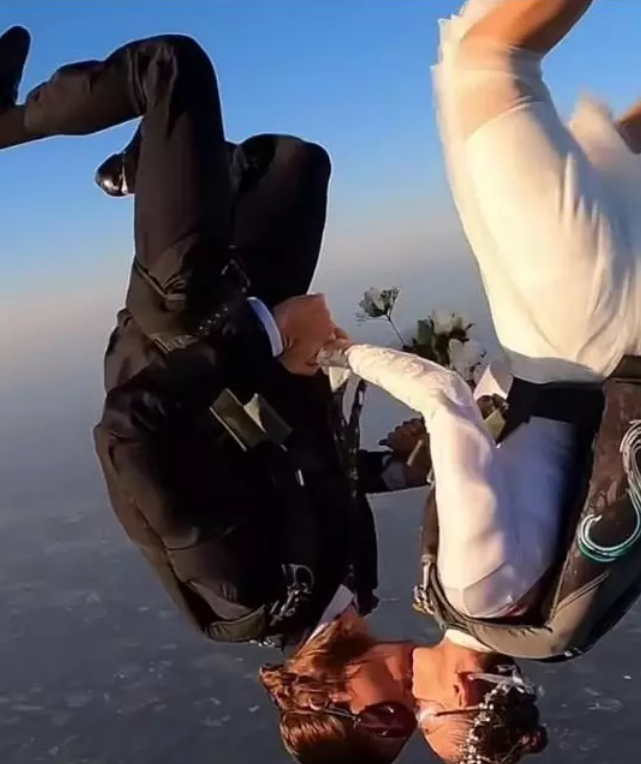 "Dünyanın en çekici paraşütçüsü" gökyüzünde evlendi