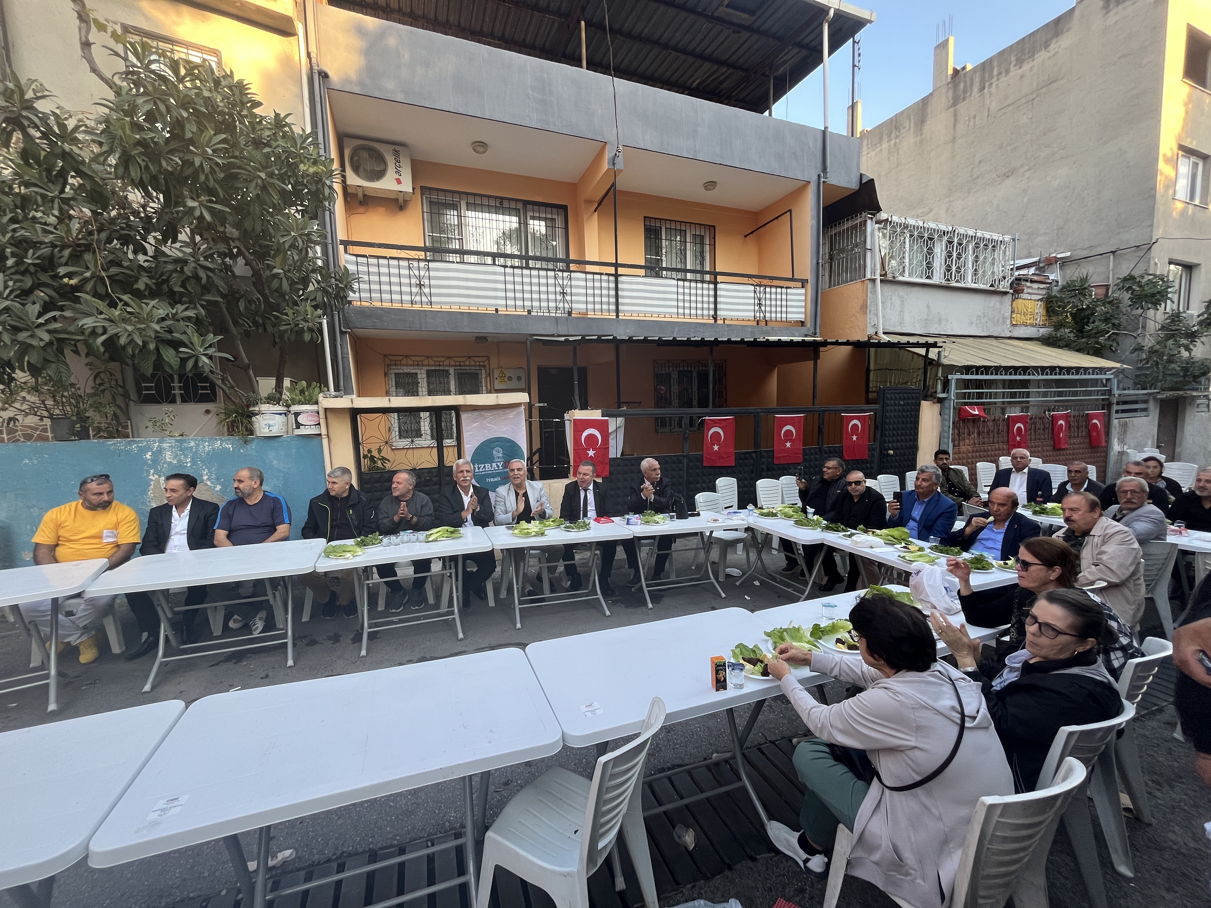 Bayraklı'ya gönül verenlerin bir araya geldiği İZBAYDER görkemli törenle açıldı