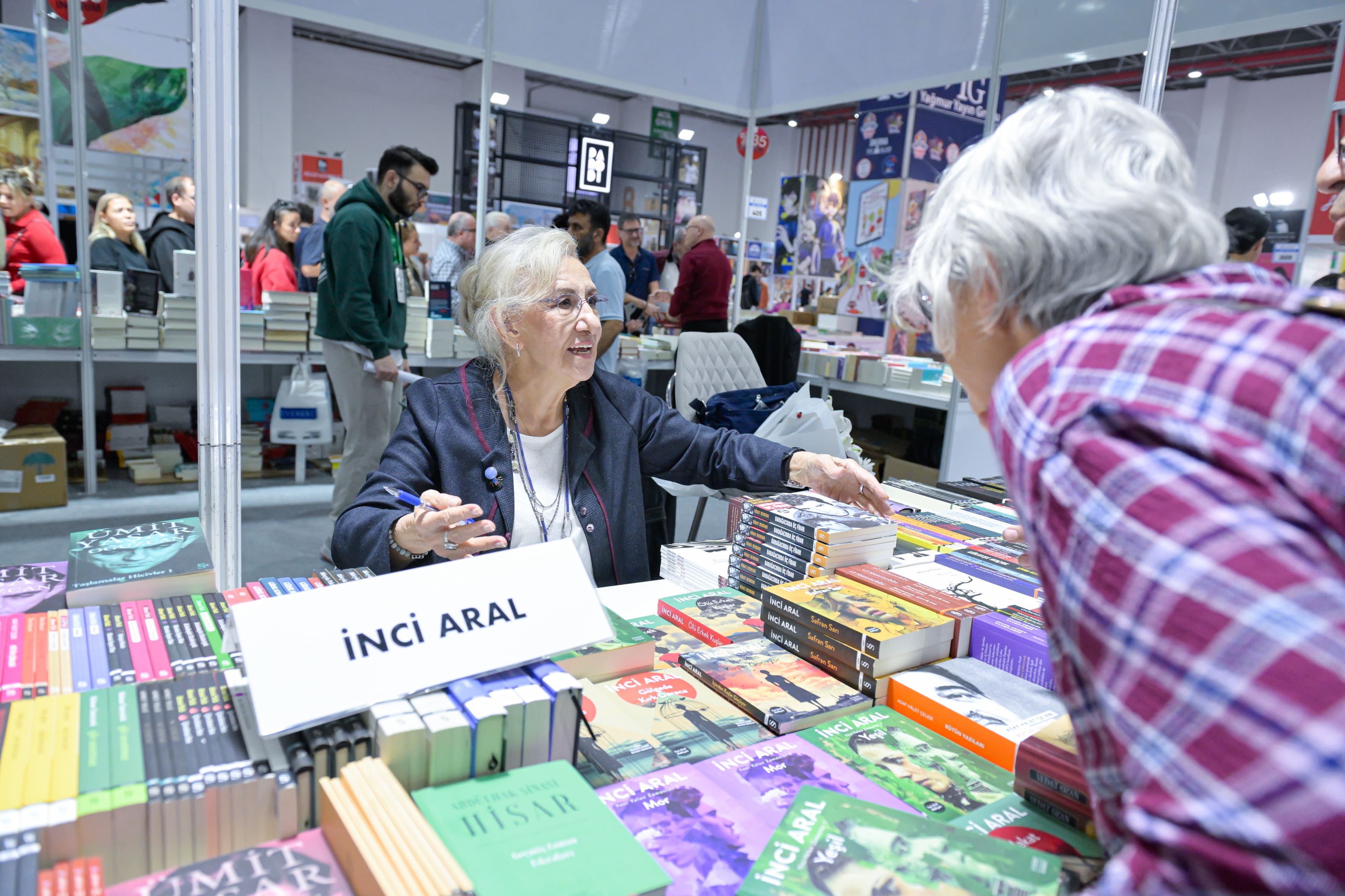 İZKİTAP hafta sonunda on binleri ağırladı