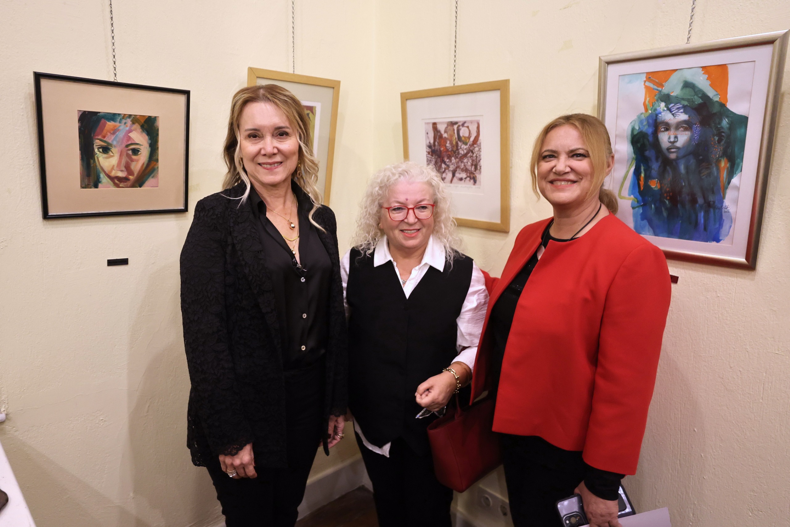 Konak’ta kadın sanatçılardan Ata’ya Saygı sergisi