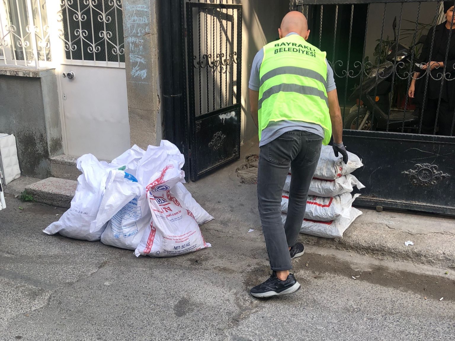 Bayraklı Belediyesinden yakacak desteği