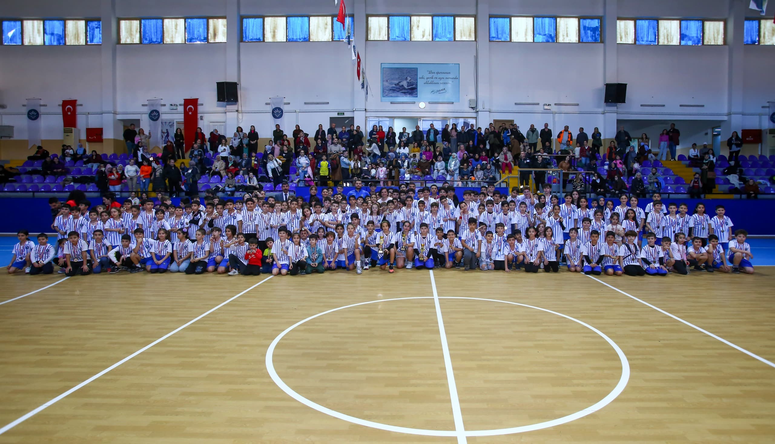 Karabağlar Belediyesi’nden 850 spor okulu öğrencisiyle coşkulu sömestr şenliği