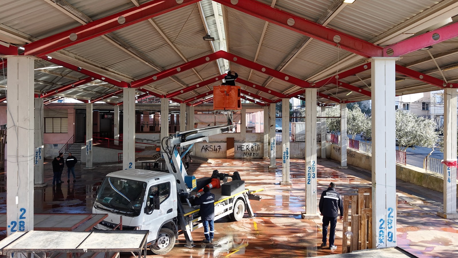 Bayraklı’da pazar yerleri yenileniyor