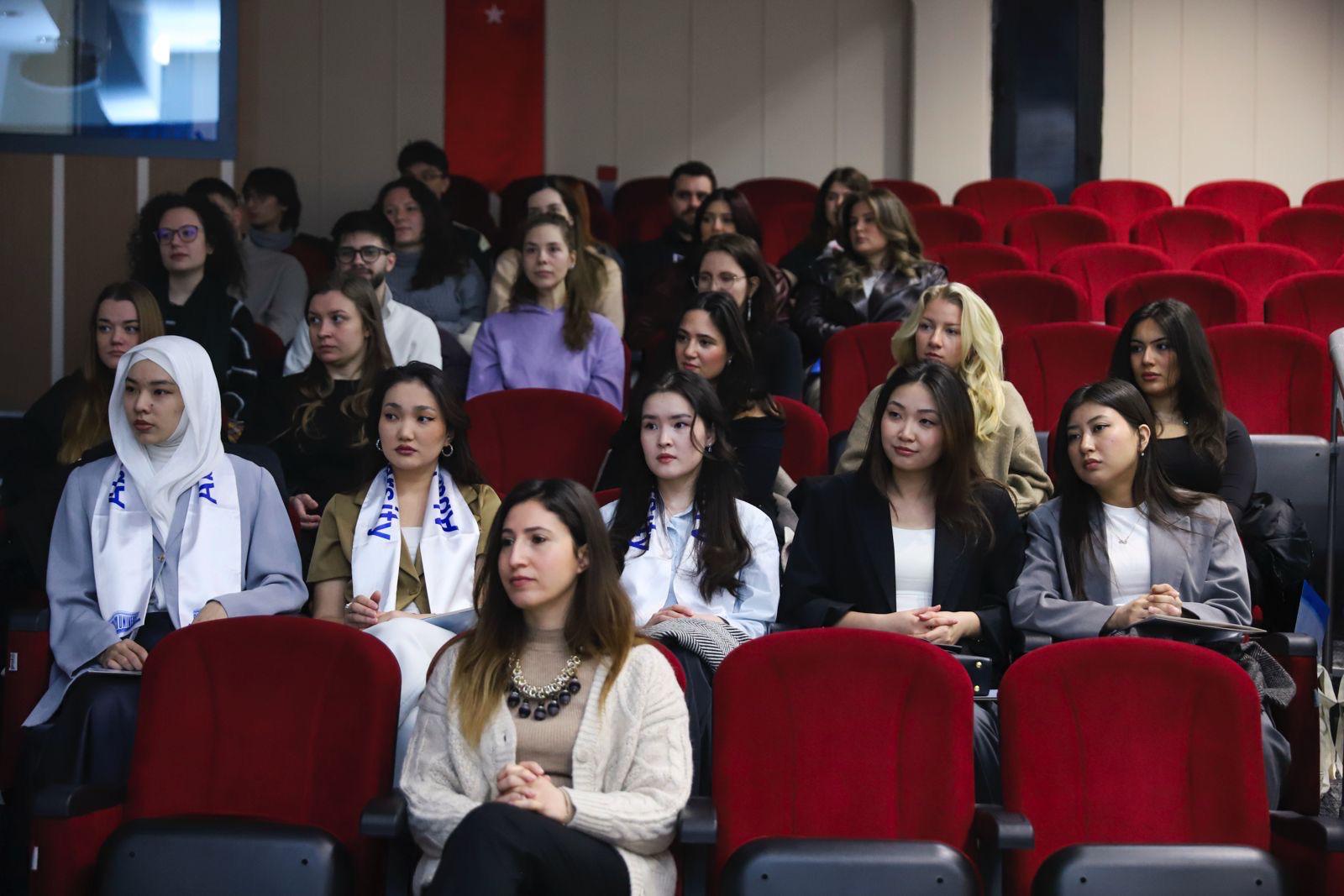 DEÜ'DE ULUSLARARASI BULUŞMA: ERASMUS ÖĞRENCİLERİ İZMİR'DE!