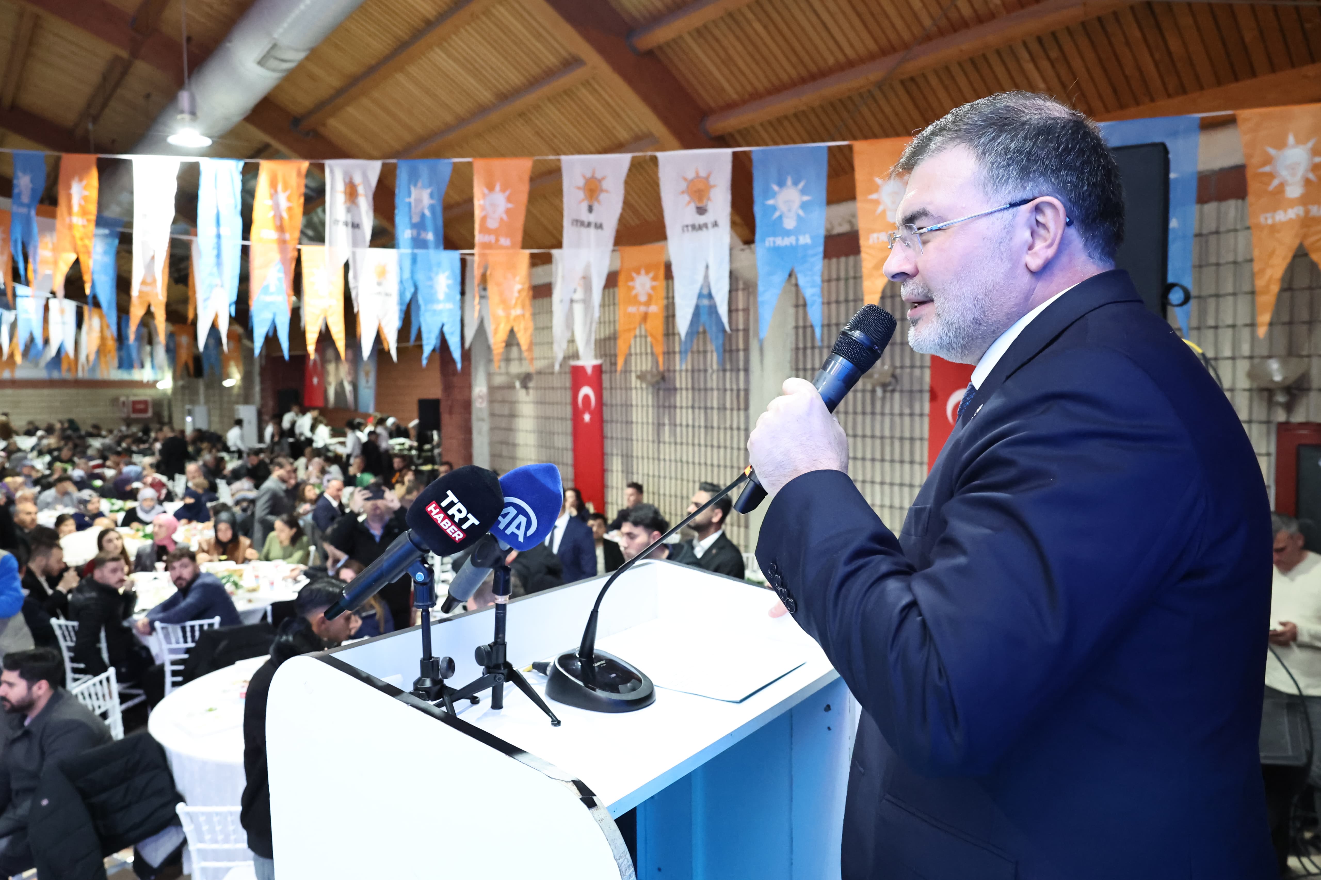 AK Parti İzmir İl Başkanı Bilal Sagyılı; ‘’Türkiye kabuğunu kırdı, izleyici ülke konumundan ‘aktör ve takip edilen ülke konumuna’ geldi’’ ‘’Türkiye, ‘Politika soyguncularının, belediye hortumcularının, kurultay hokkabazlarının’ gündemlerine takılmayacaktı