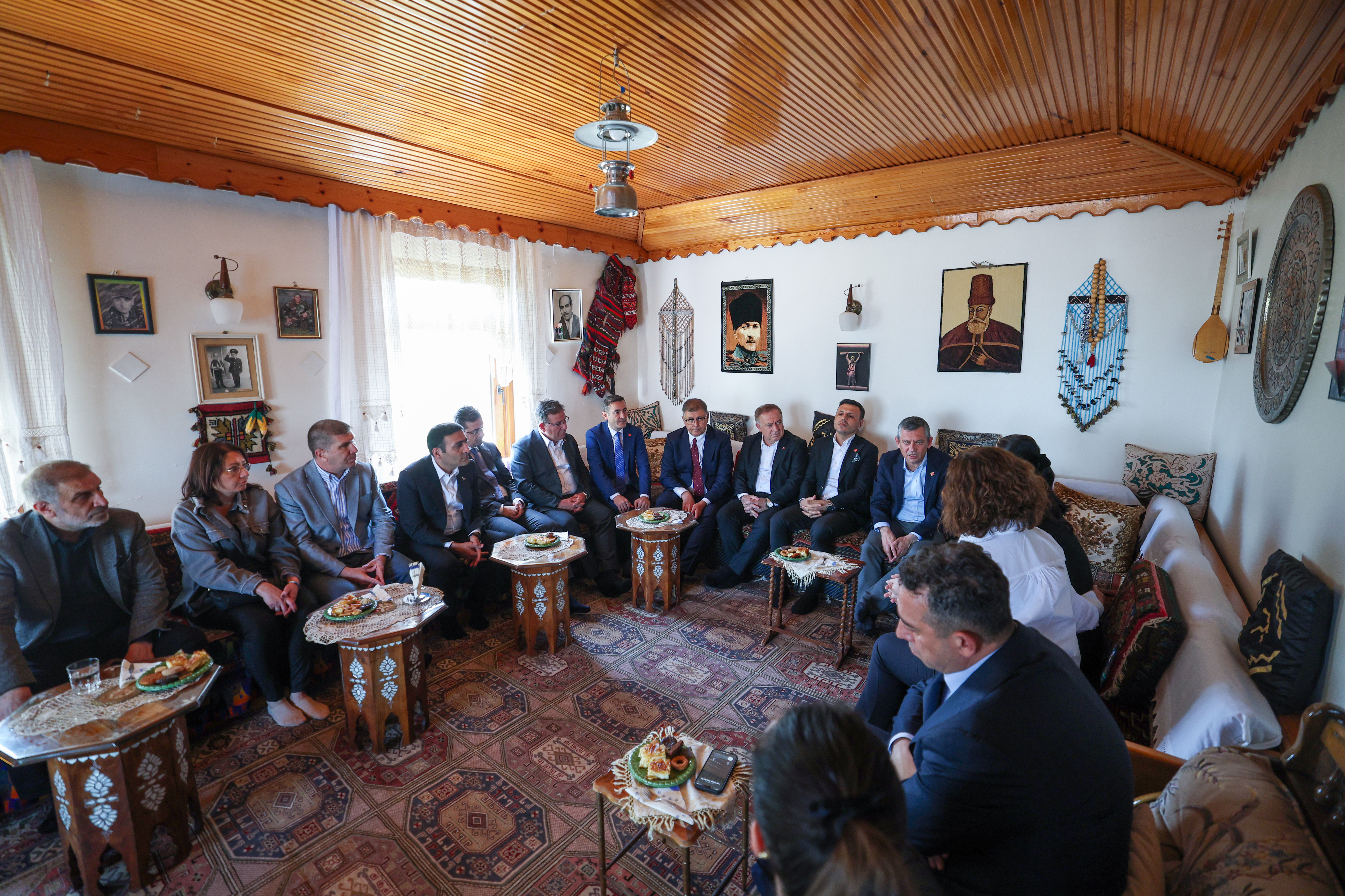 Başkan Tugay, İstanbul'da CHP Genel Başkanı Özgür Özel ile bir araya geldi