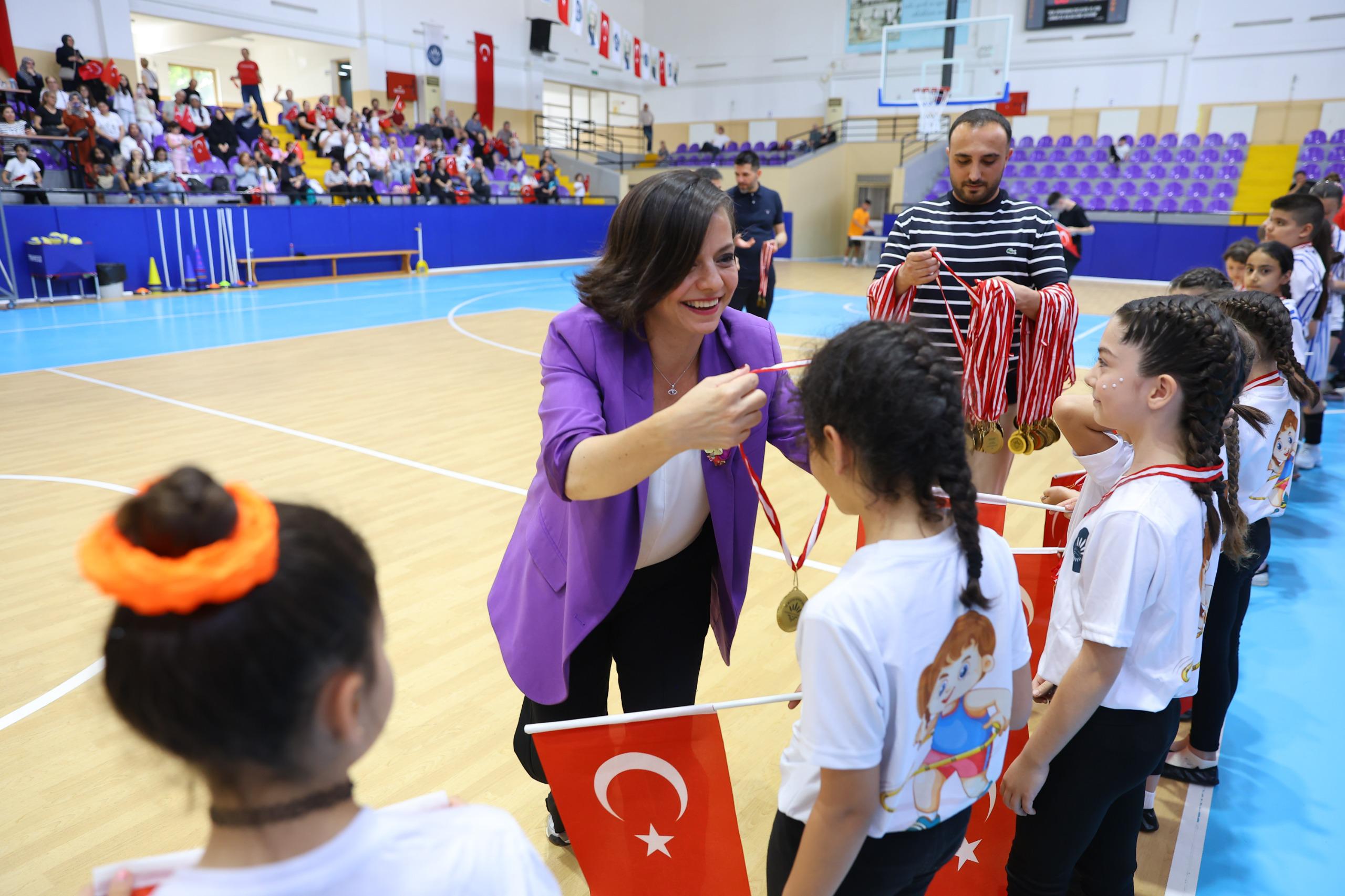 Karabağlar Belediyesi Spor Okulu Öğrencileri, 19 Mayıs Spor Şenliği’nde Buluştu