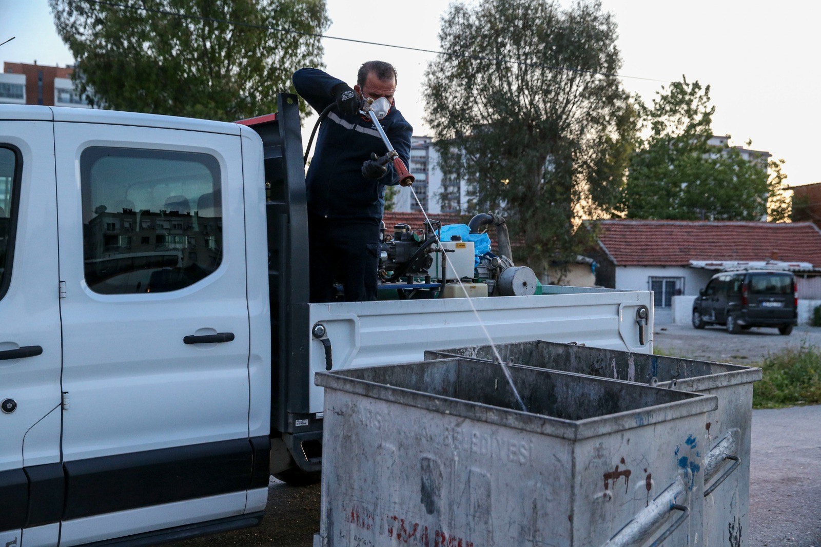 Karşıyaka’da ilaçlama ekiplerinden akşam mesaisi