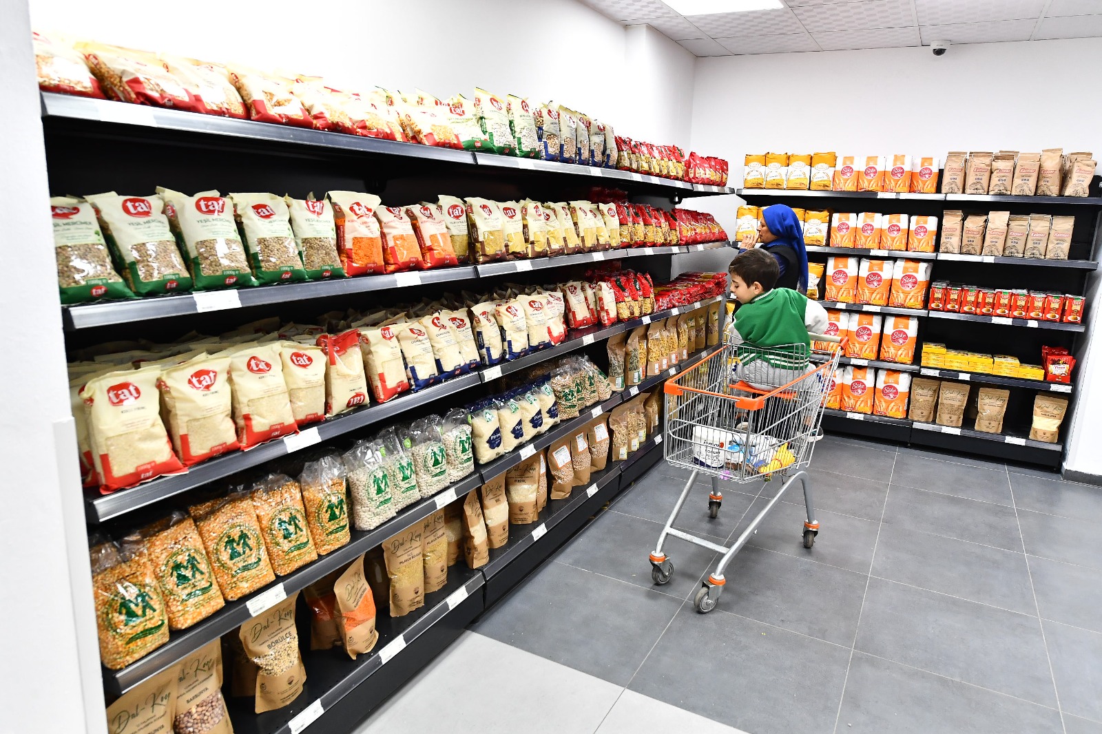 İZMAR, uygun fiyatlarıyla dar gelirliye nefes oldu