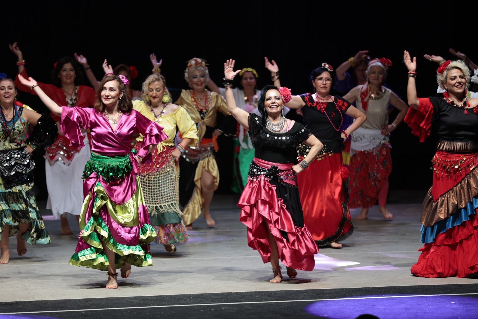 Konak’ta halk oyunları rüzgarı esti