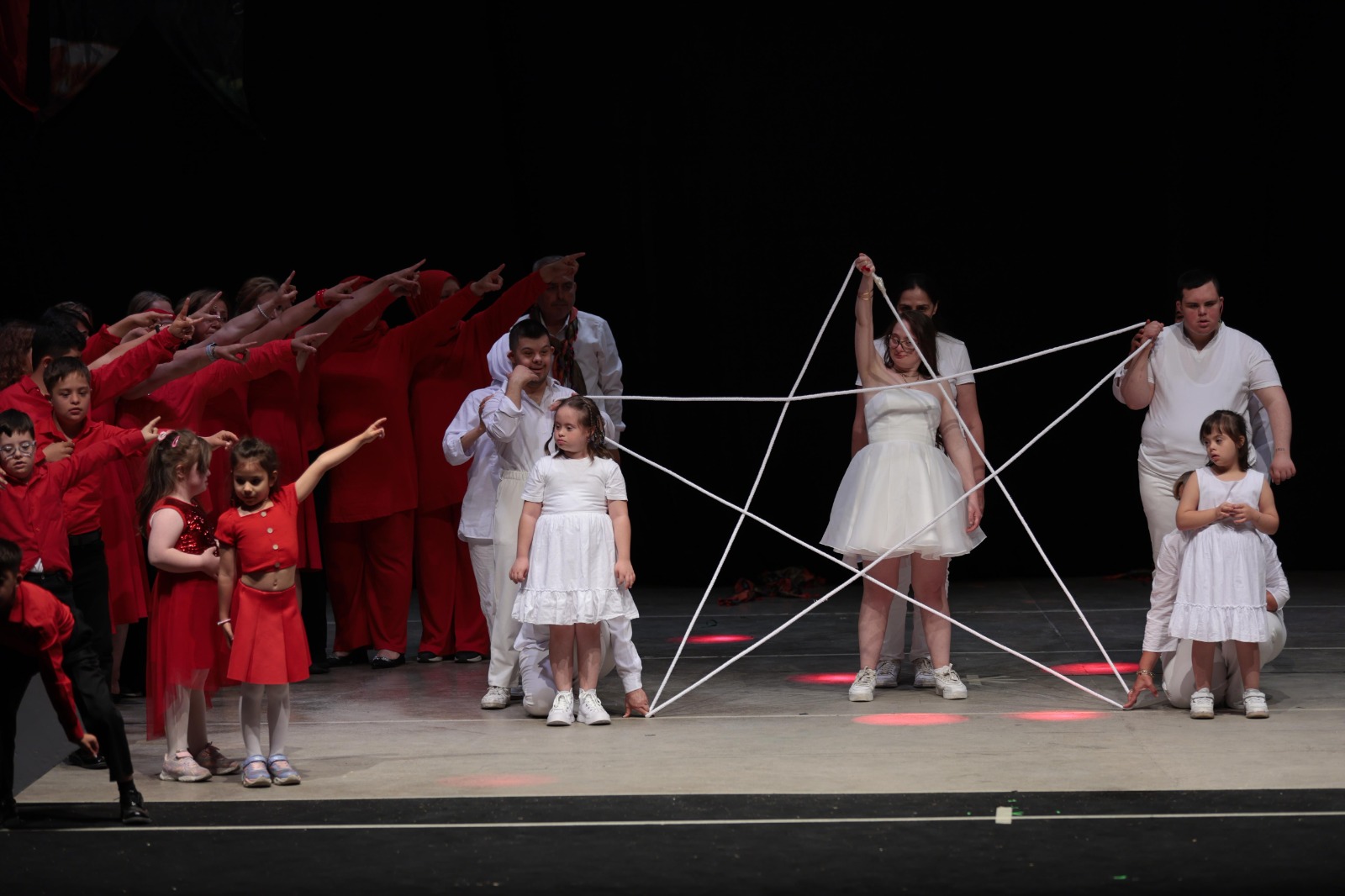 Konak’ta halk oyunları rüzgarı esti