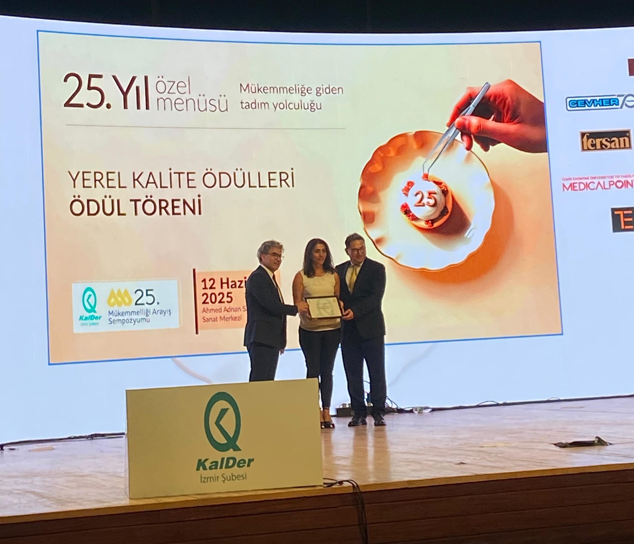 İzmir Büyükşehir Mükemmelliği Arayış Sempozyumu’ndan ödülle ayrıldı