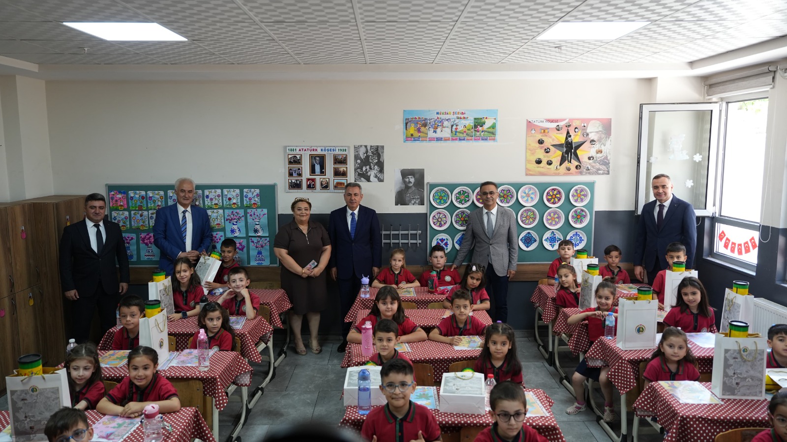 İzmir Valisi Dr. Süleyman Elban, İzmir İl Millî Eğitim Müdürü Dr. Ömer Yahşi, Karne Gününde Öğrencilerle Bir Araya Geldi