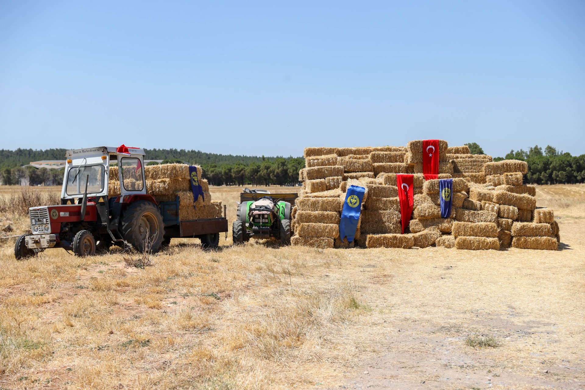 BUCA BELEDİYESİ'NDEN KÖYLÜLERE SAMAN BALYASI DESTEĞİ