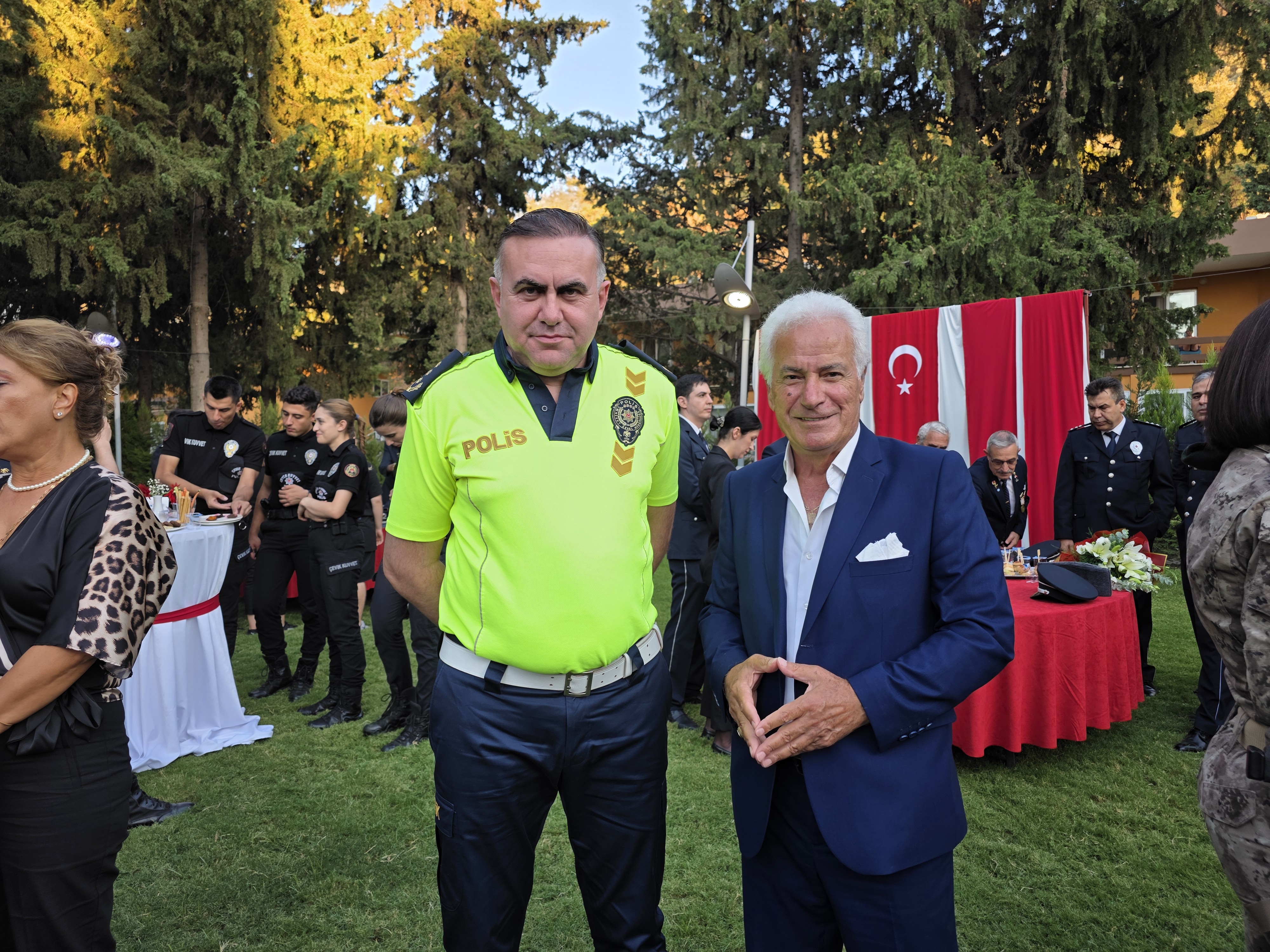 CUMHURİYETİMİZE SAHİBİZ, DÜŞMANA GEÇiT VERMEYiZ!