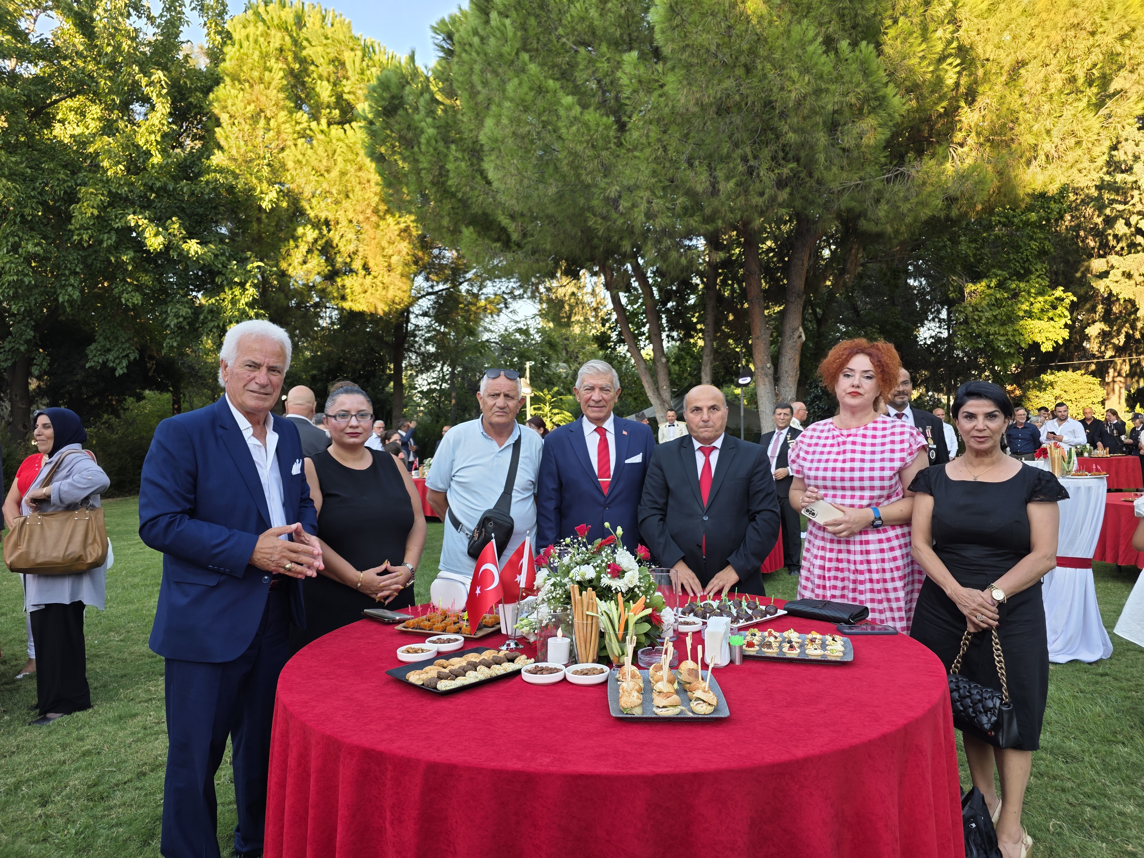 CUMHURİYETİMİZE SAHİBİZ, DÜŞMANA GEÇiT VERMEYiZ!