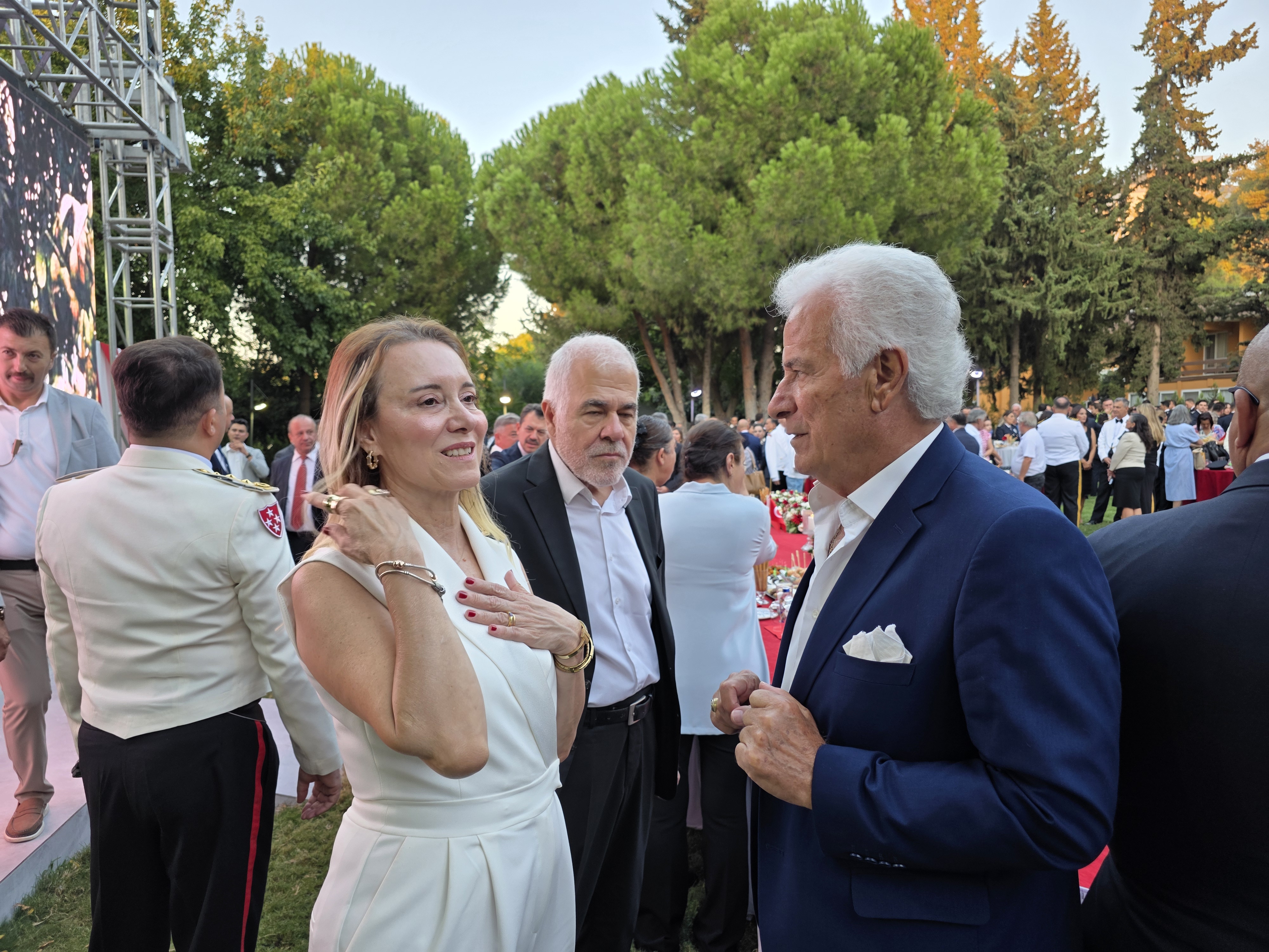 CUMHURİYETİMİZE SAHİBİZ, DÜŞMANA GEÇiT VERMEYiZ!