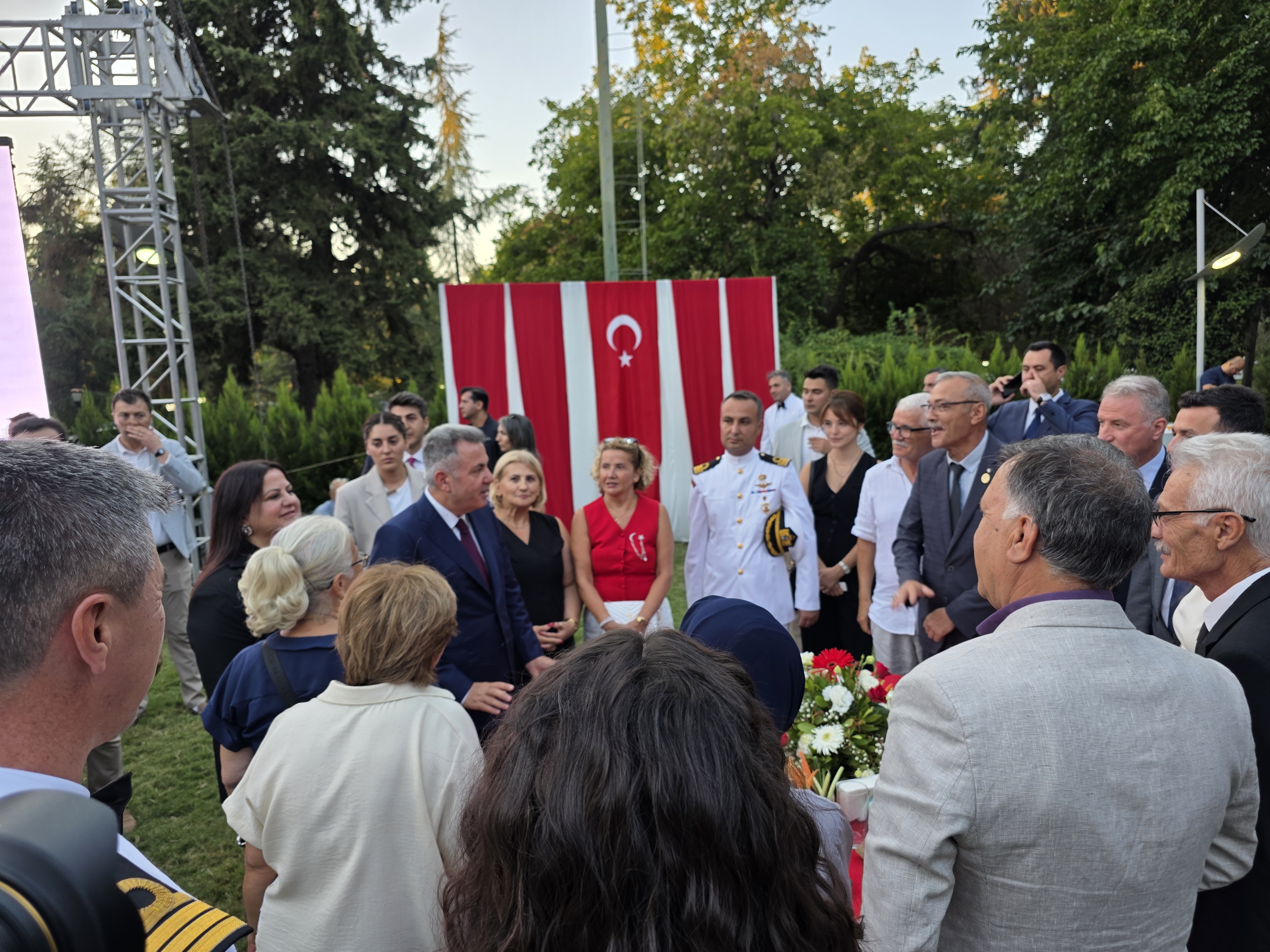 CUMHURİYETİMİZE SAHİBİZ, DÜŞMANA GEÇiT VERMEYiZ!