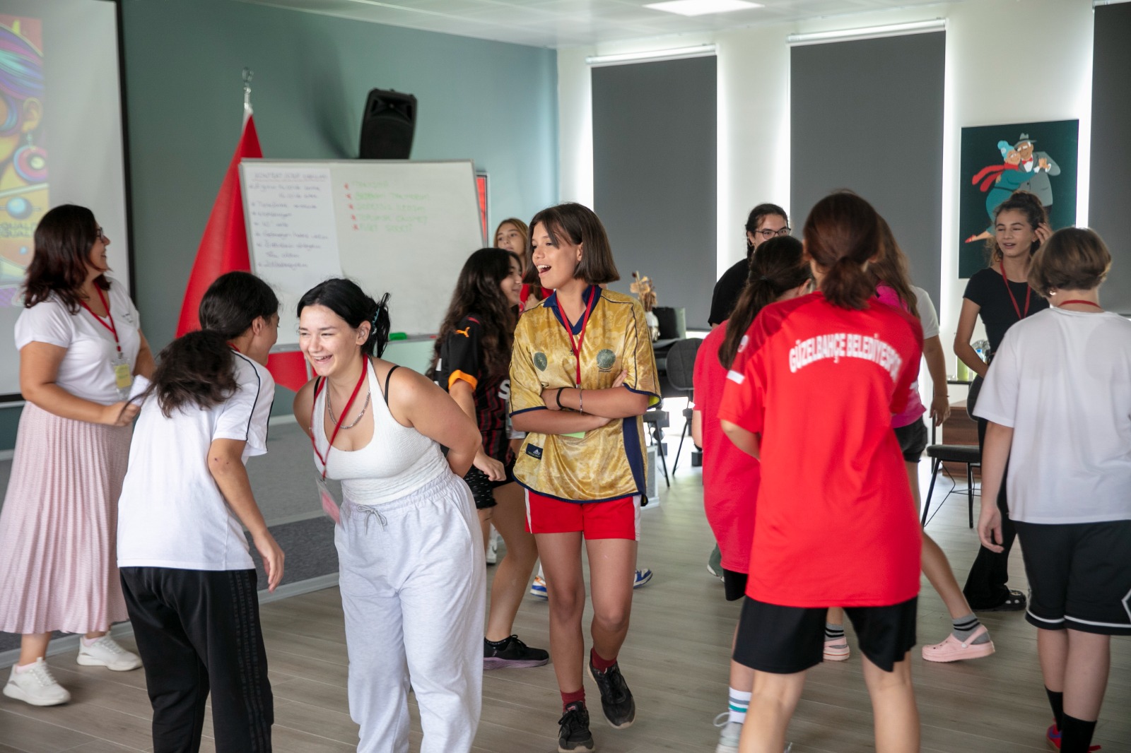 Güzelbahçe ve İBB işbirliğiyle "Güzelbahçe Belediyesi Kız Futbol Takımı'na Biraz Konuşalım mı?" eğitimi