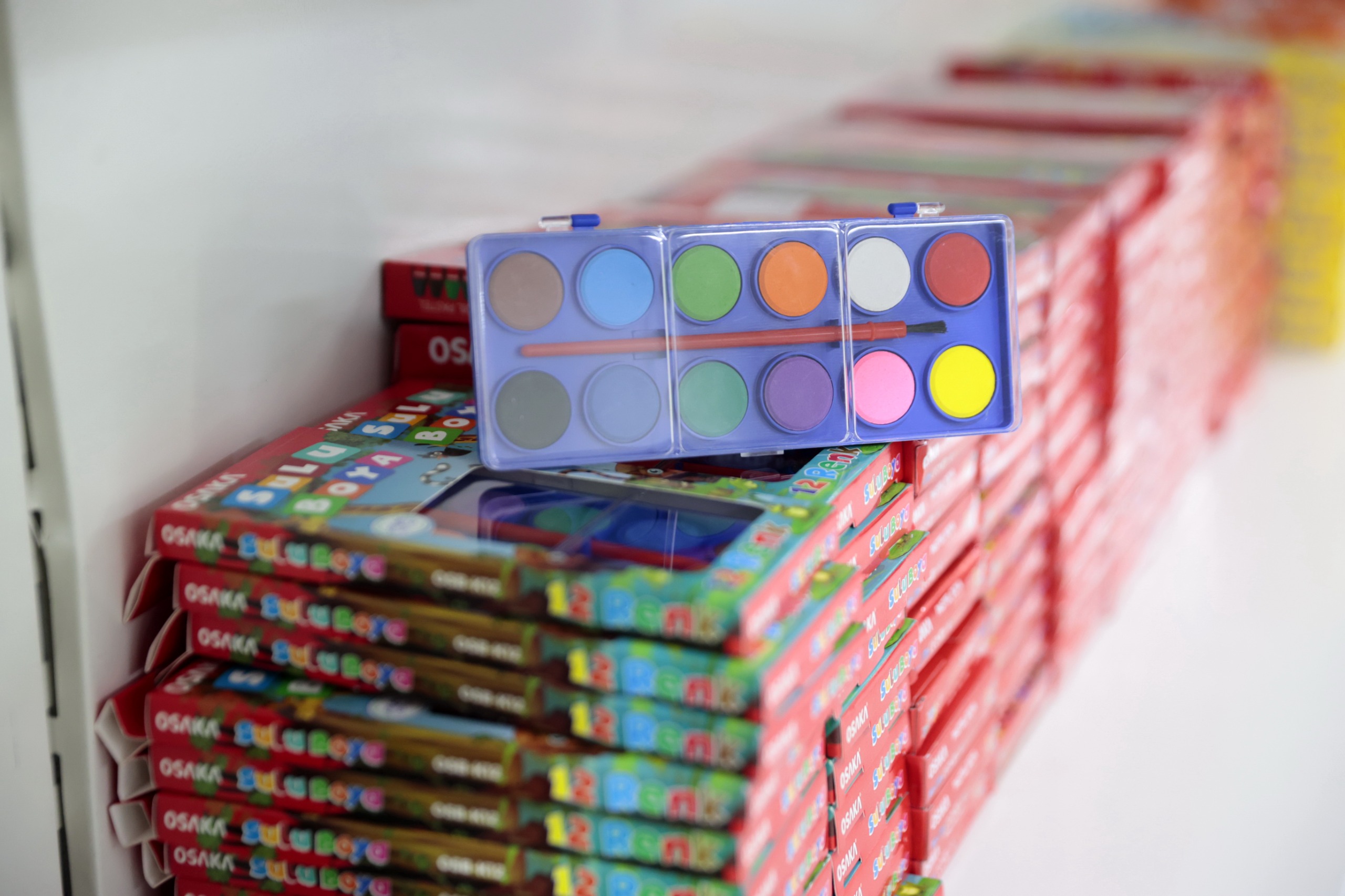 Konak Belediyesi’nin kırtasiye desteği yüzleri güldürdü