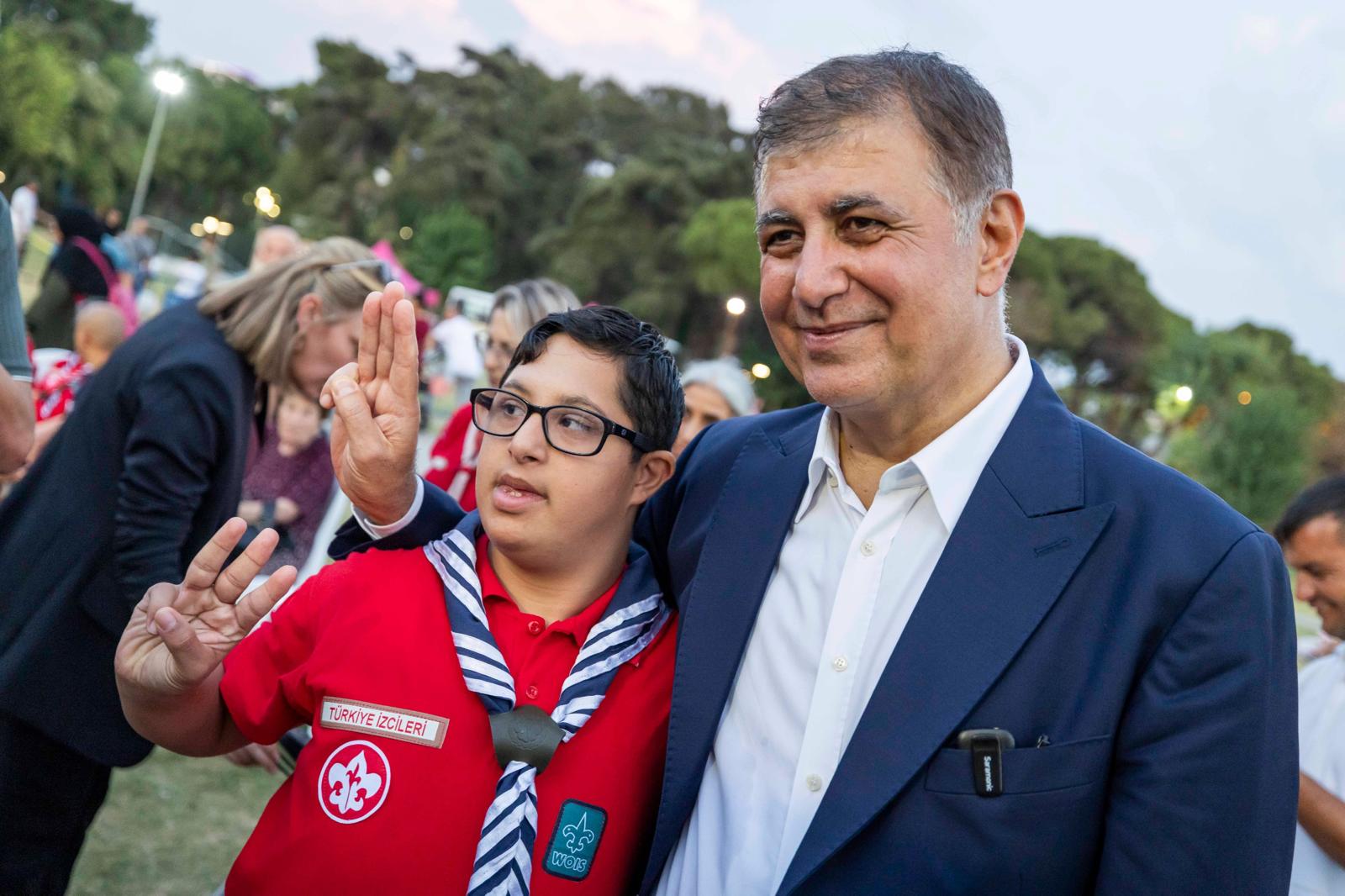 Başkan Tugay’dan çocuklara özel ilgi