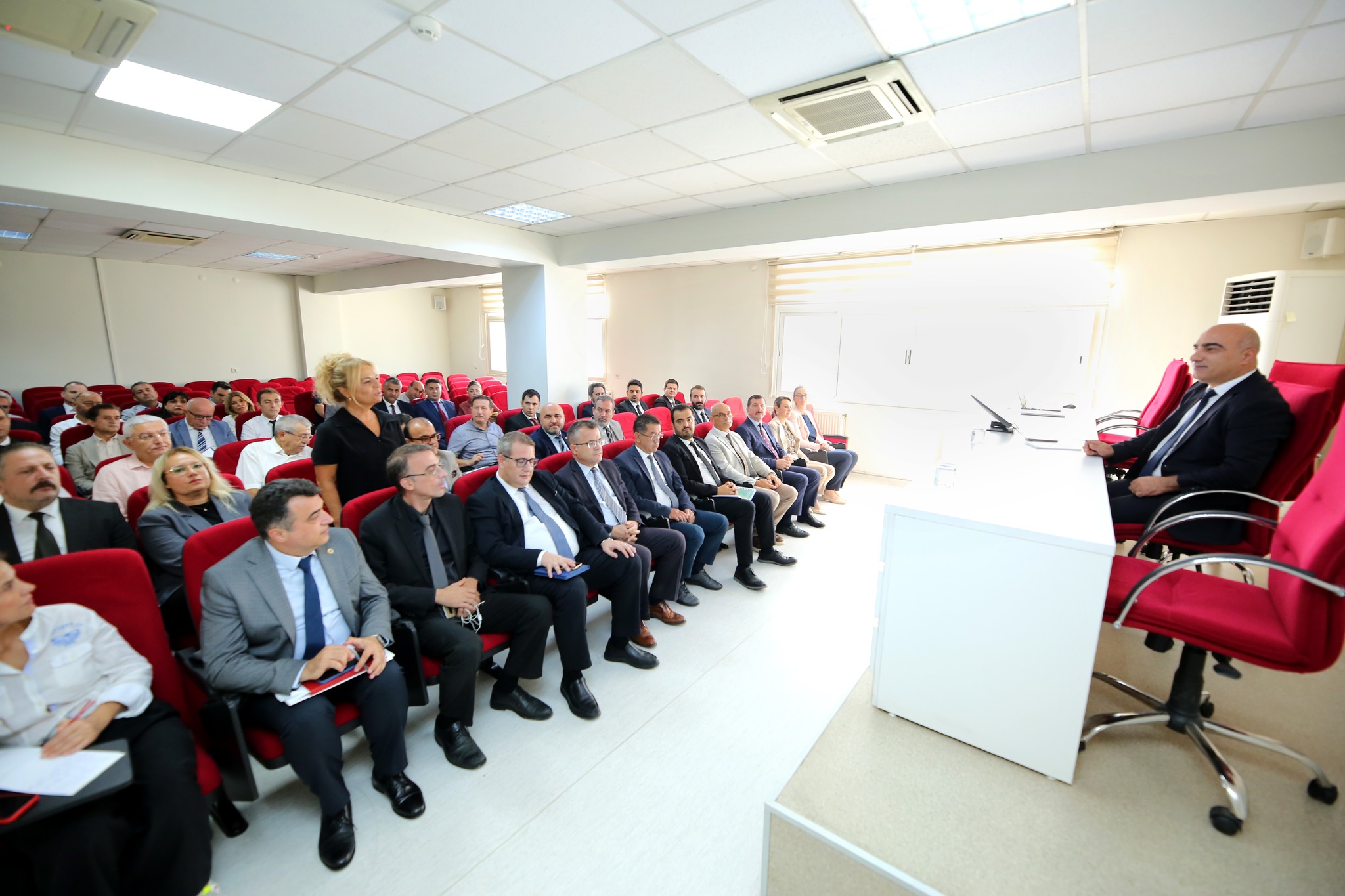 İzmir İl Sağlık Müdürü Ayhan Kul, başhekimlerle tanışma toplantısında buluştu