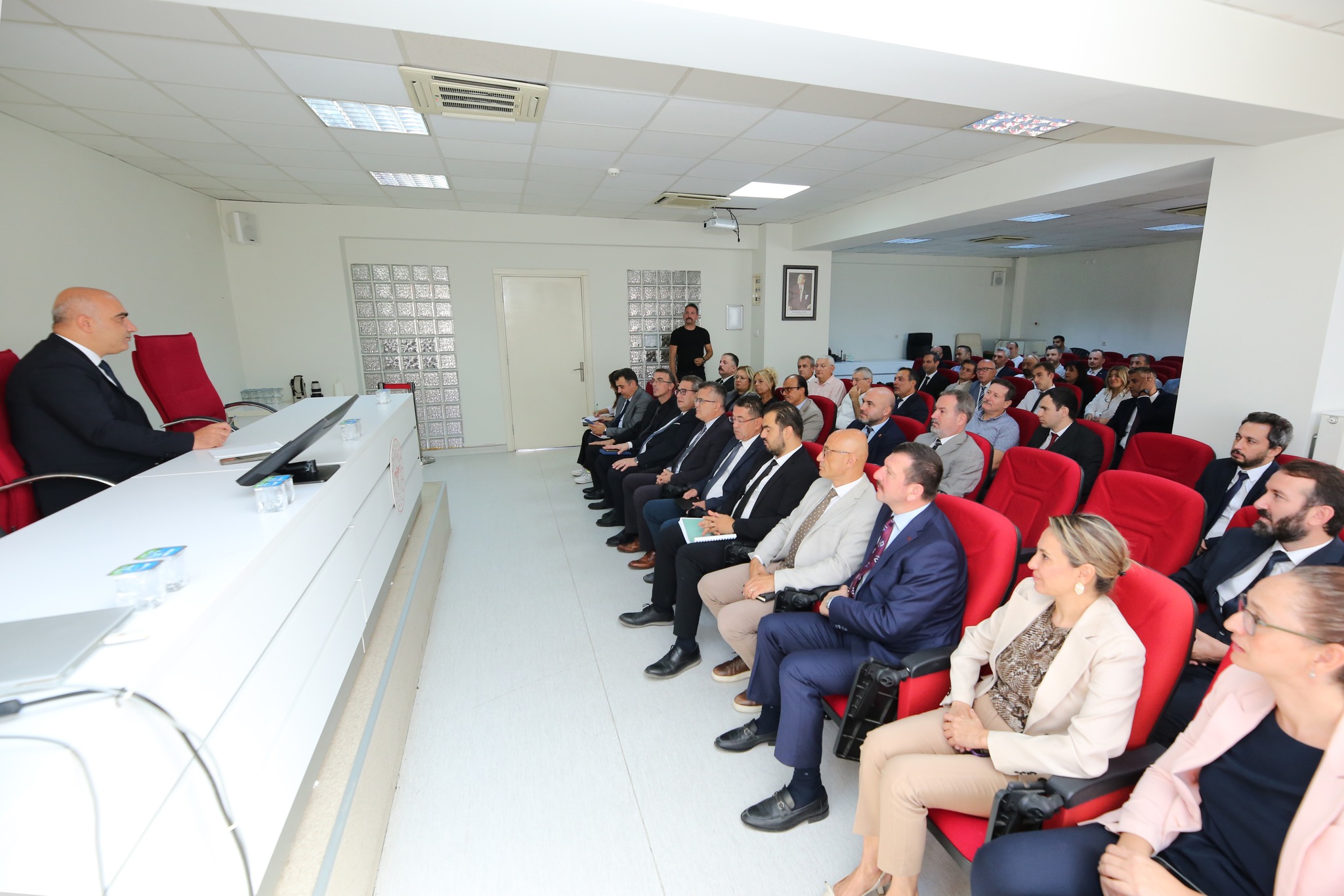 İzmir İl Sağlık Müdürü Ayhan Kul, başhekimlerle tanışma toplantısında buluştu