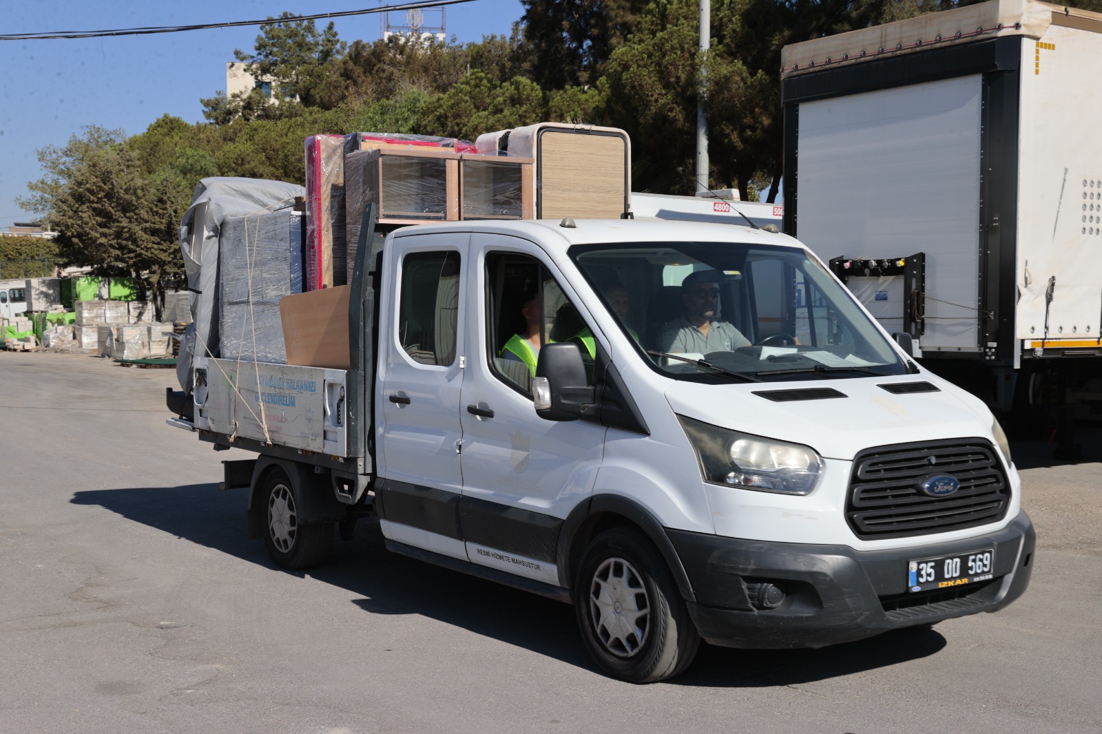 Konak’ta ‘Evden Eve Dayanışma’ devam ediyor