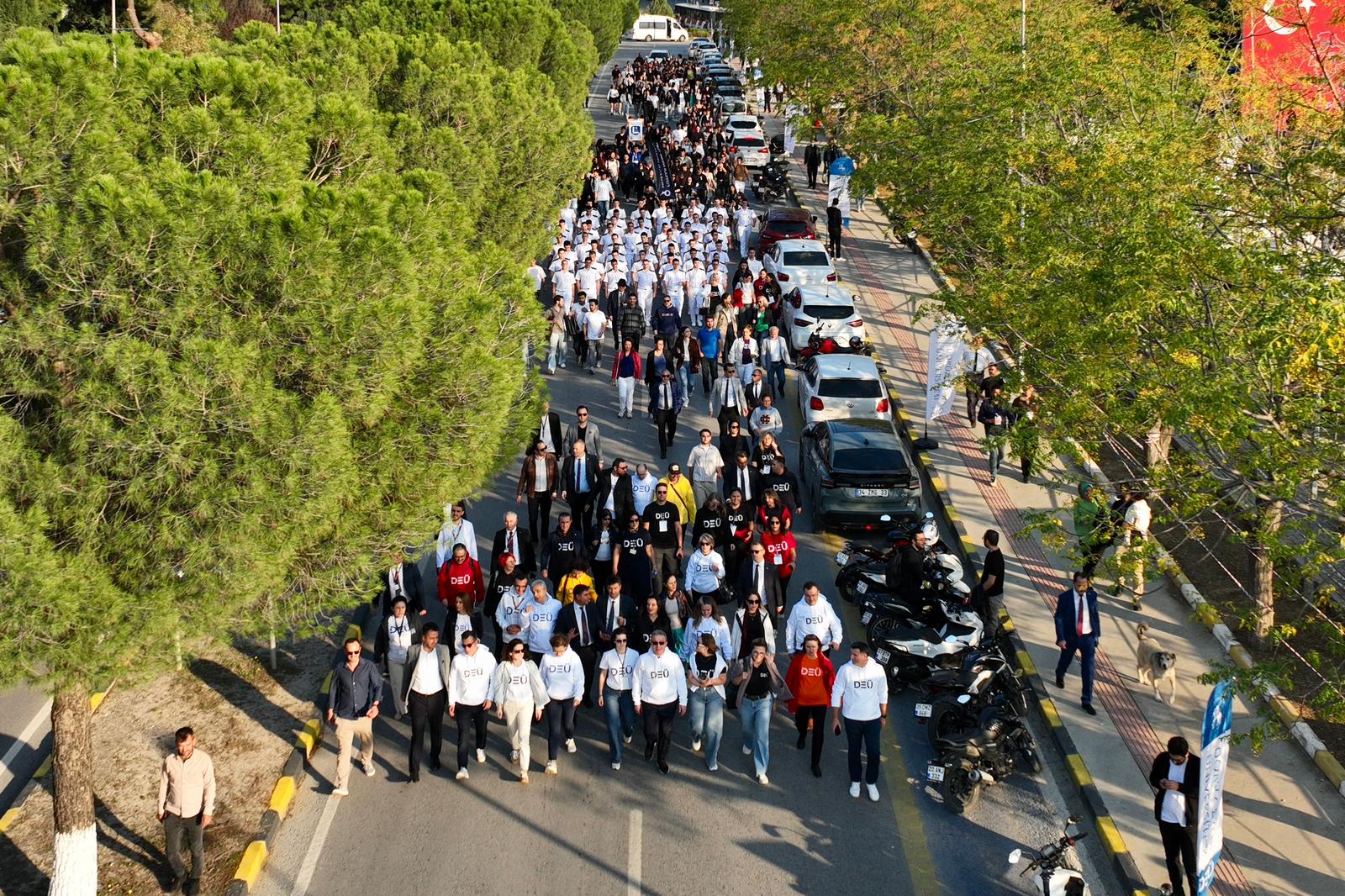DEÜ’DE AKADEMİK YIL GAZZE MESAJIYLA AÇILDI: SESSİZ KALMAK TARAFSIZLIK DEĞİL, VEBALDİR