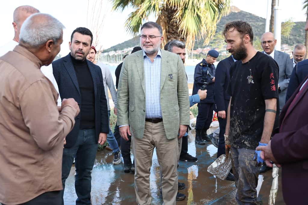 Başkan Saygılı, Foça’da selden etkilenenlere devletin yardımlara başladığını duyurdu