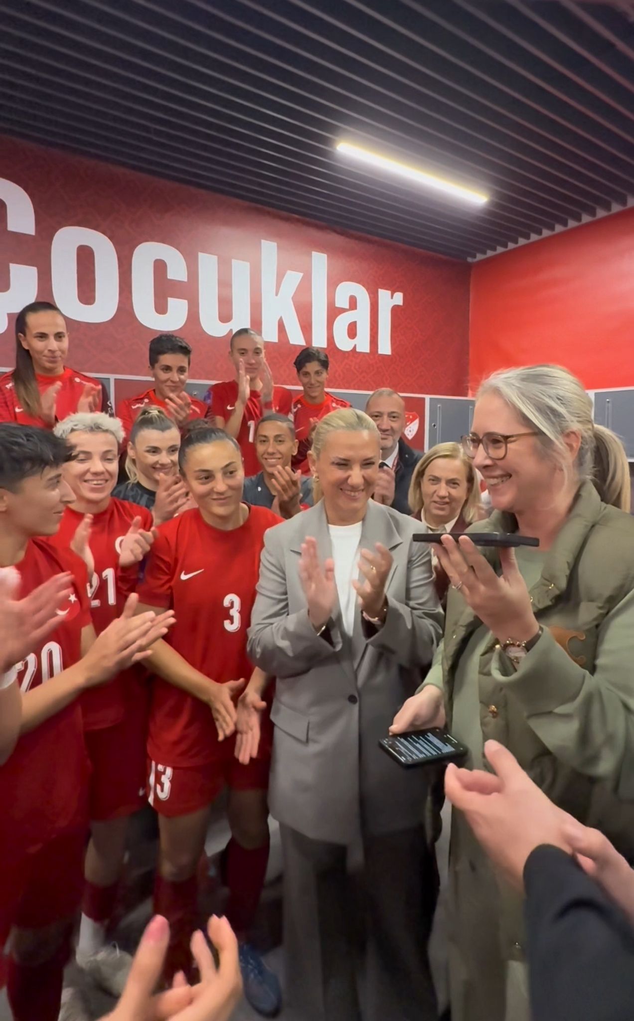 AK Partili Çankırı'dan  Kadın Millilere Sürpriz: Cumhurbaşkanı Erdoğan Soyunma Odasında Telefonda Tebrik Etti