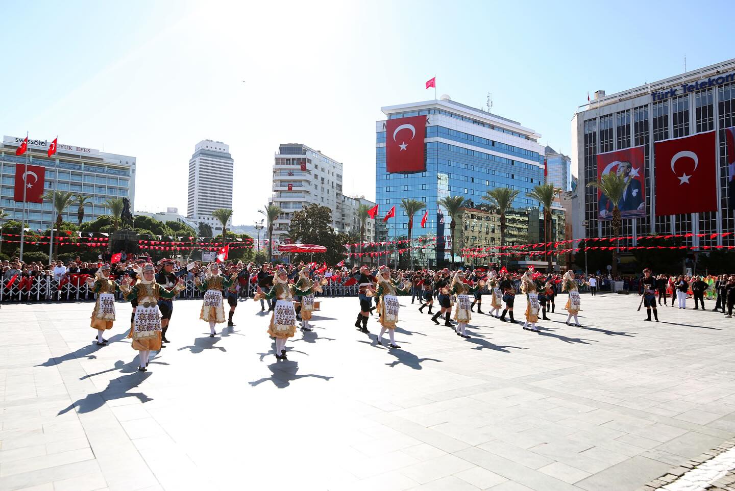 İzmir’de 29 Ekim Coşkusu: İl Sağlık Müdürlüğü’nden Cumhuriyet Kutlamalarına Katılım