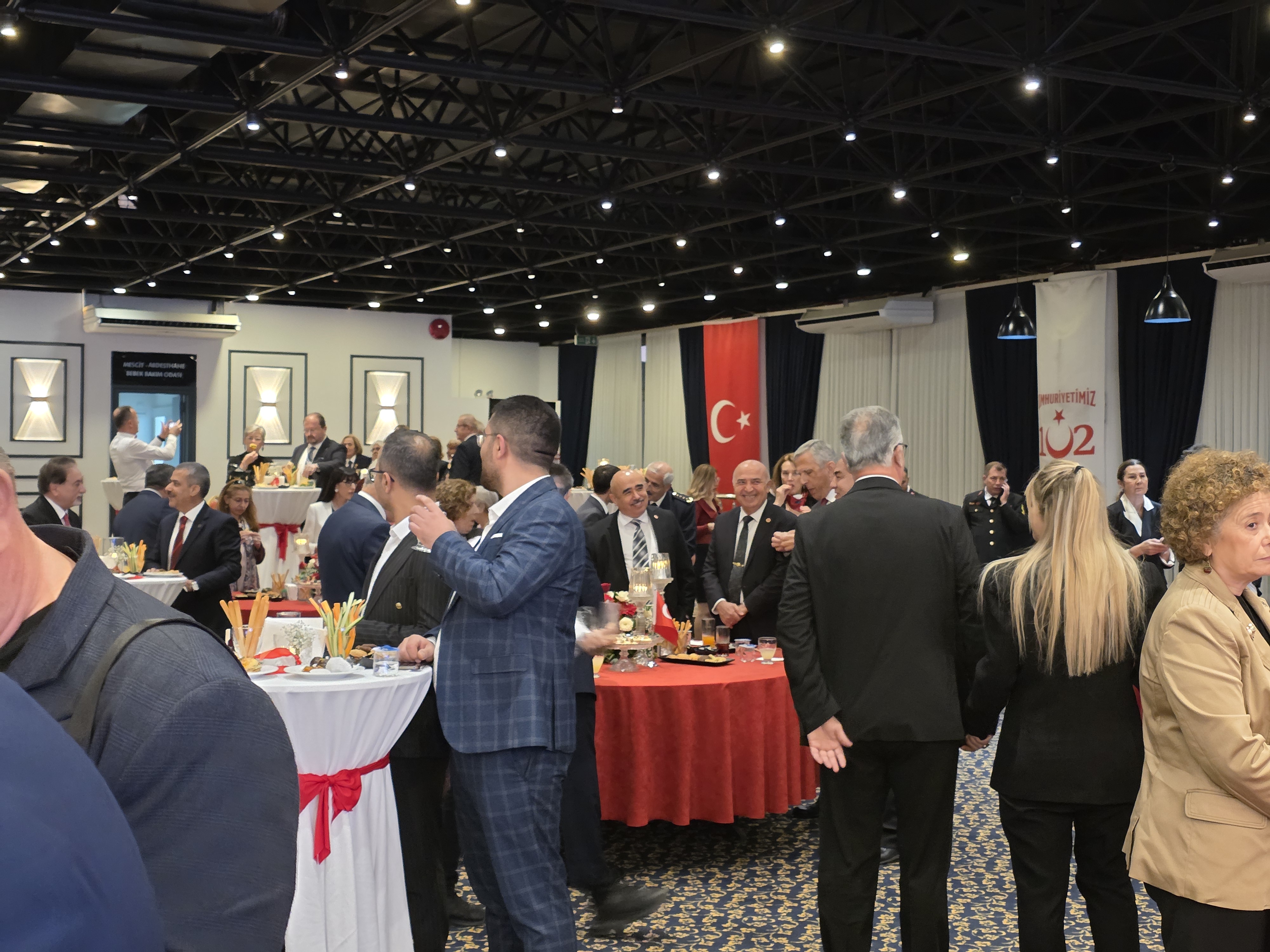 İZMİR'DE 29 EKİM RESEPSİYONU COŞKUYLA GERÇEKLEŞTİ: CUMHURİYET'İN 102. YILI TÖRENLE KUTLANDI